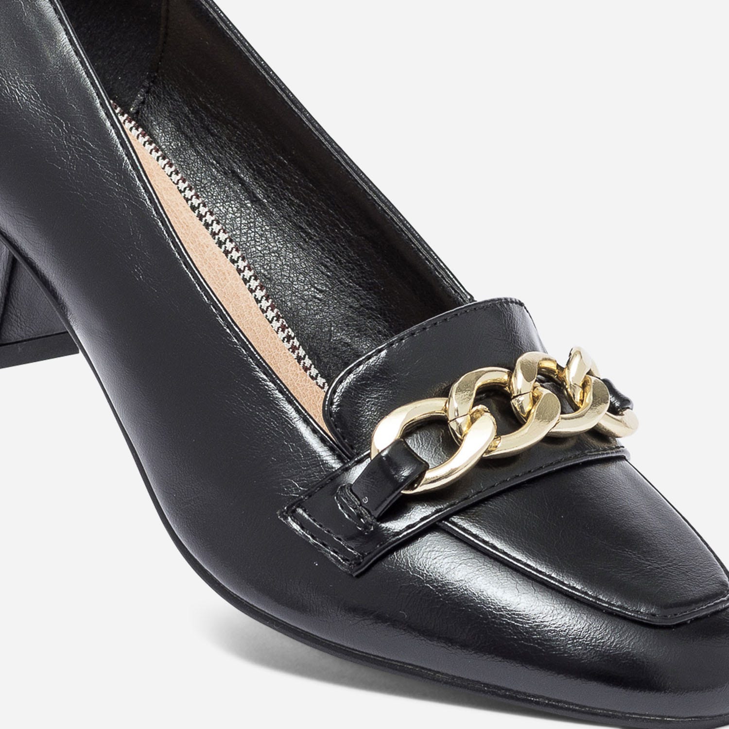 Escarpin noir à talon et chaîne-bijou