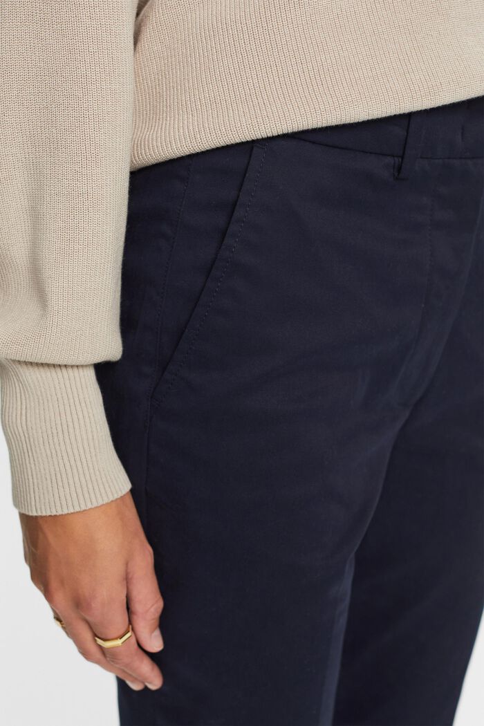 Schmal geschnittene Hose mit hohem Bund