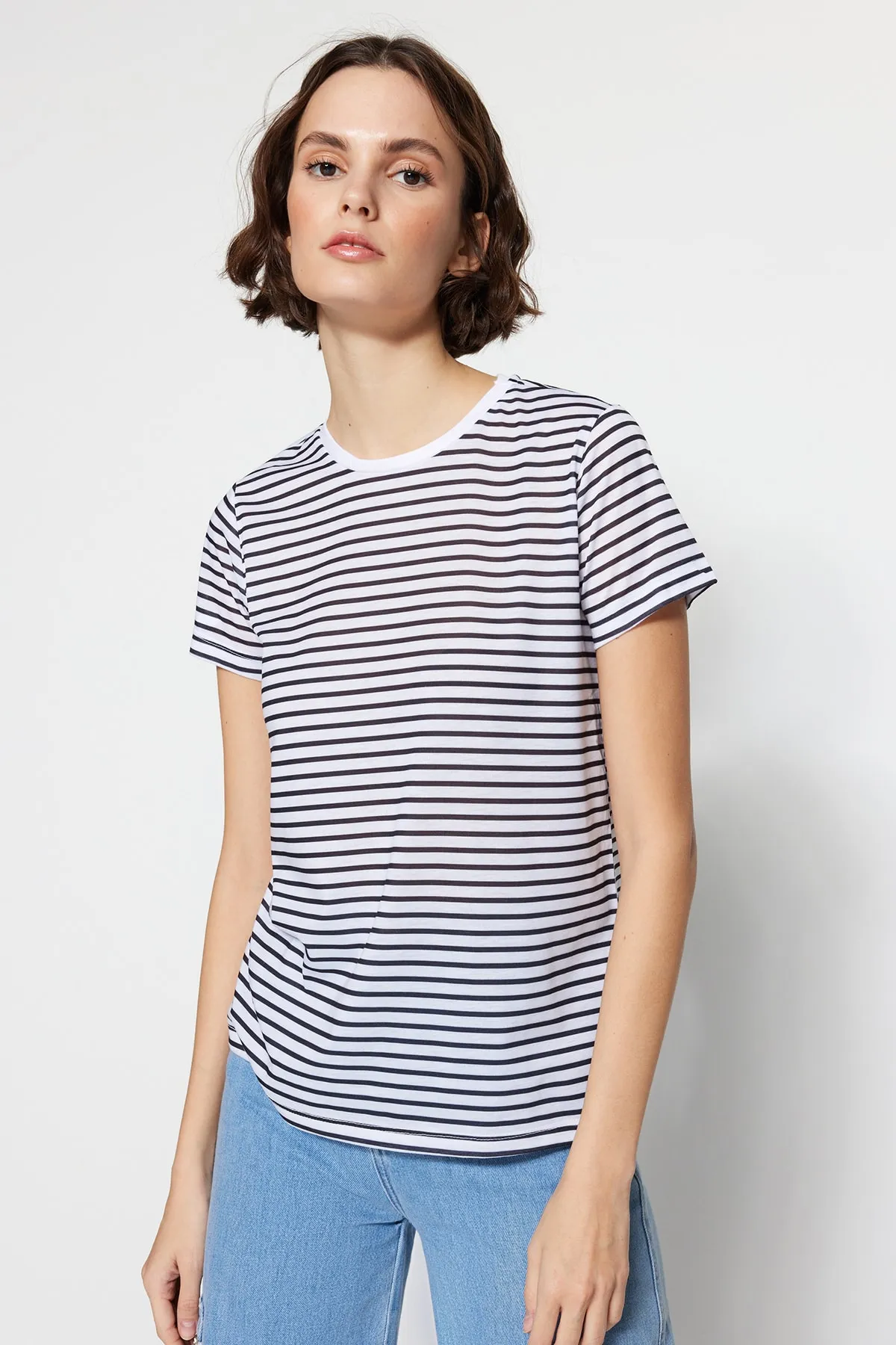 Trendyol Collection  Schwarz-weiß-schwarz gestreiftes 3er-Pack Basic-Strick-T-Shirt mit Rundhalsausschnitt TWOSS20TS0146