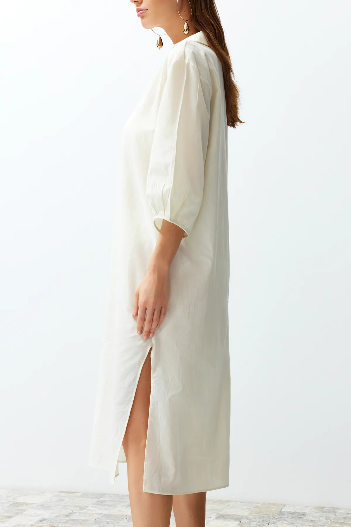 Trendyol Collection  Ecru Wide Fit Midi-Strandkleid mit gewebten Ballonärmeln aus 100 % Baumwolle TBESS22EL0009