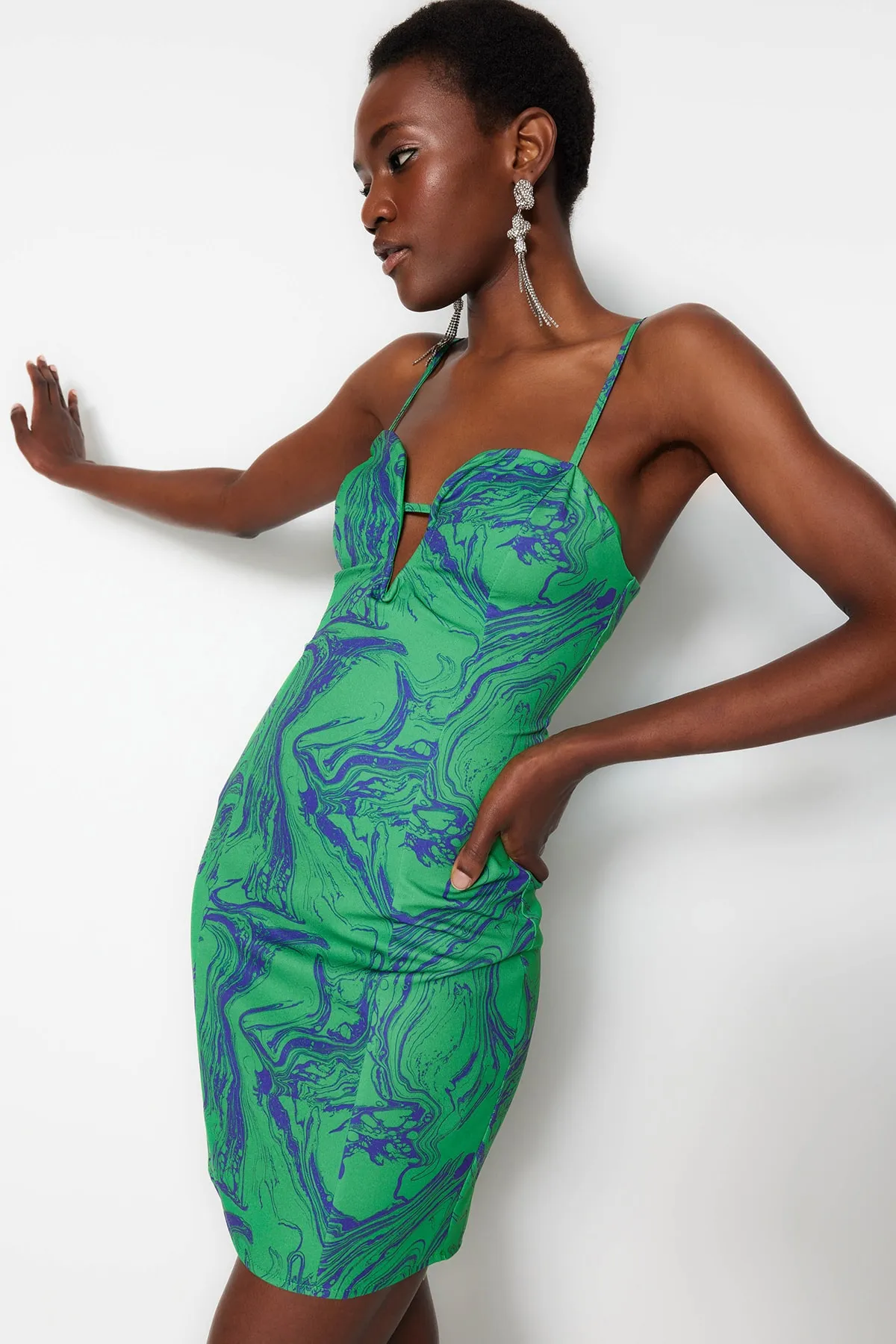 Trendyol Collection  Mehrfarbiges, figurbetontes, gewebtes, bedrucktes, elegantes Abendkleid TPRSS23EL00263