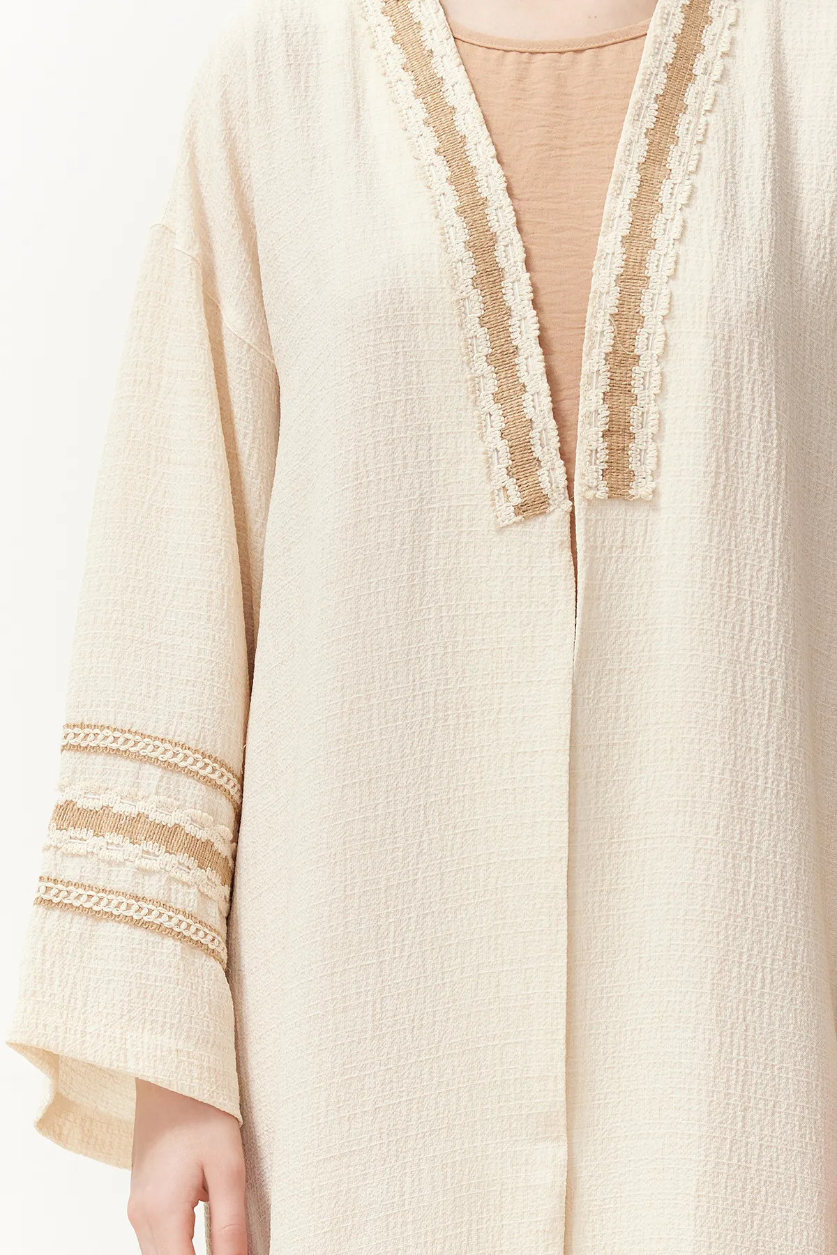Trendyol Modest  Langer gewebter Kimono & Kaftan & Abaya mit Steinstickerei-Details TCTSS24KF00006