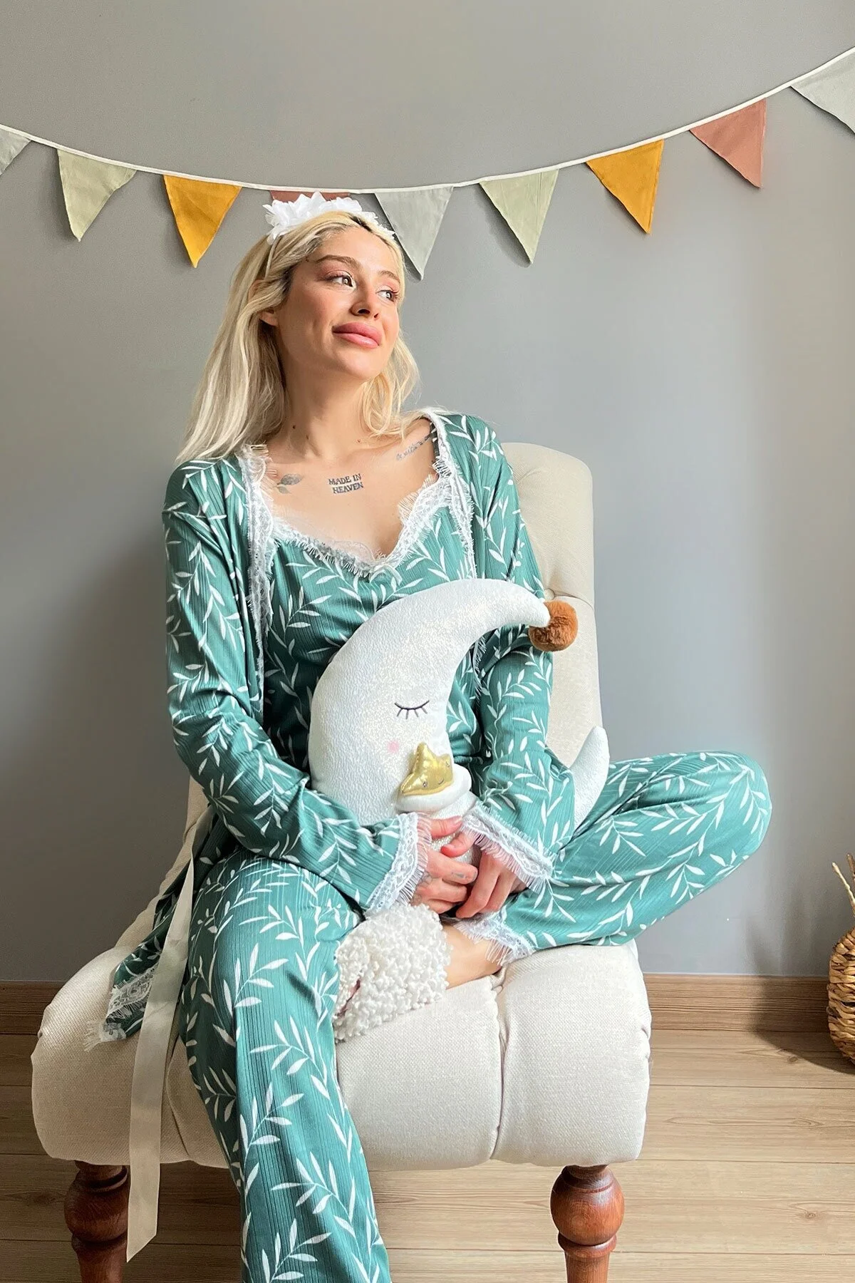 Pijamaevi  Pegasus-Pyjama-Set mit grünem Olivenzweig-gemustertem Morgenmantel