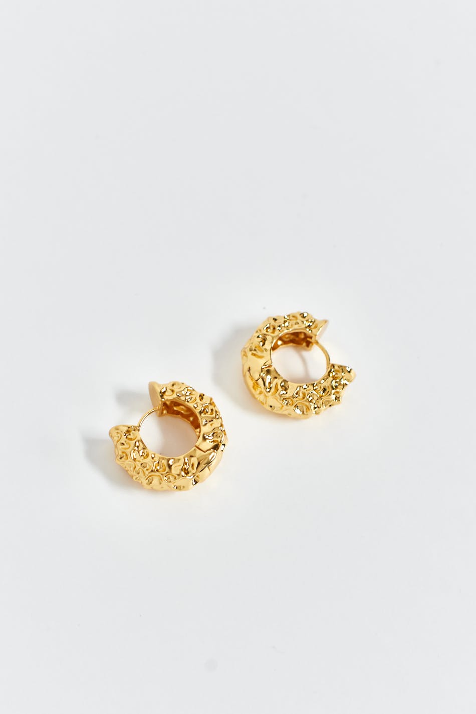 Crinkled gold hoops earrings
