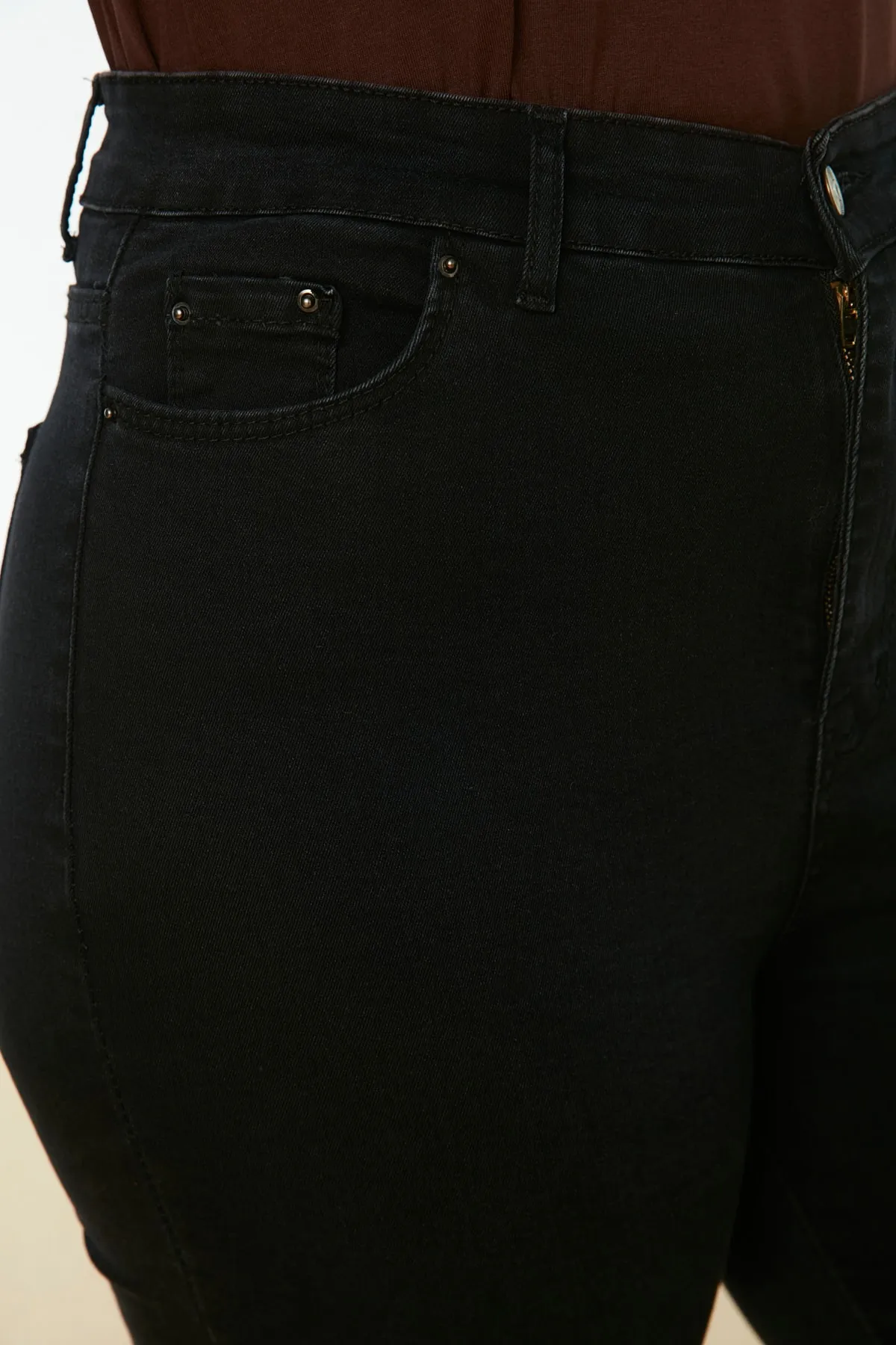 Trendyol Curve  Schwarze Röhrenjeans mit hoher Taille TBBSS22JE0075