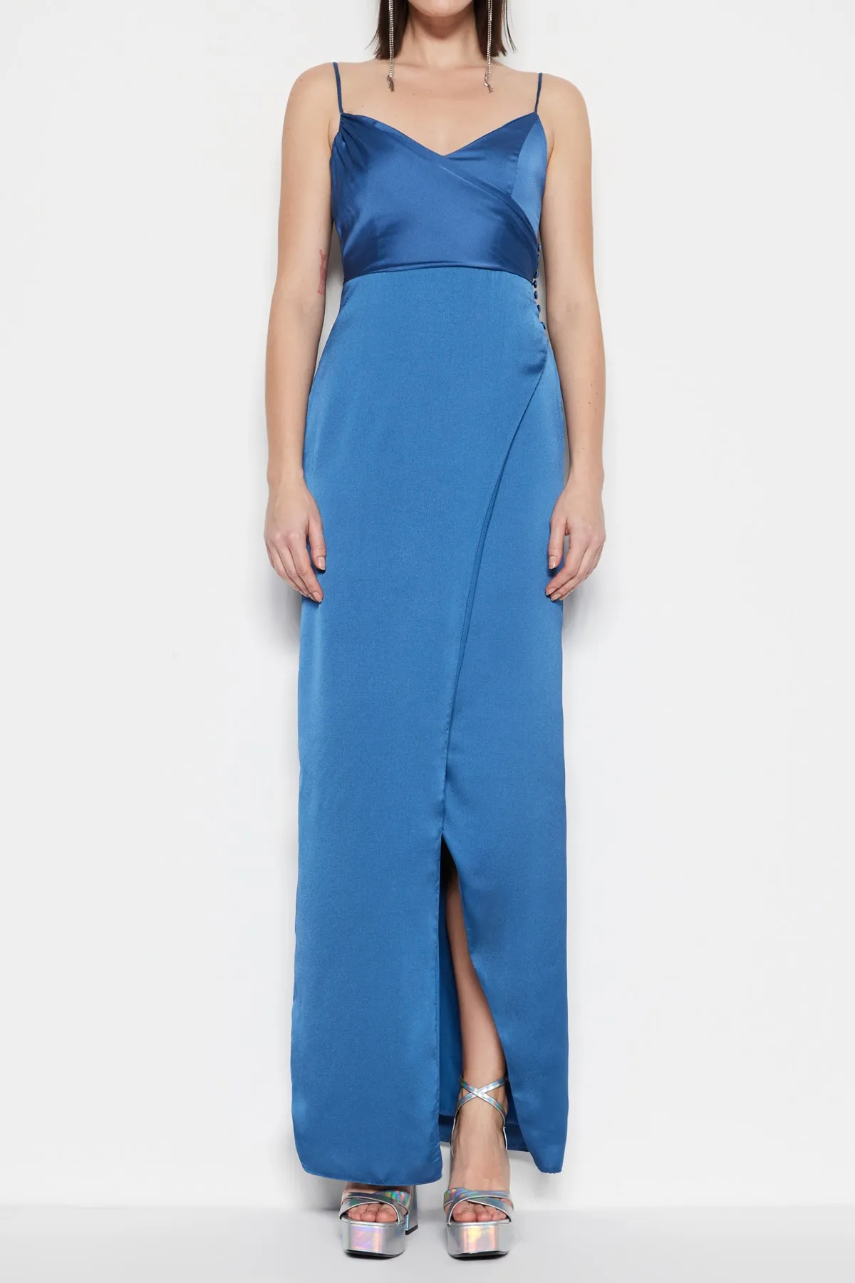 Trendyol Collection  Langes Abendkleid aus Satin mit Indigo-Kragen und Detail TPRSS21AE0065