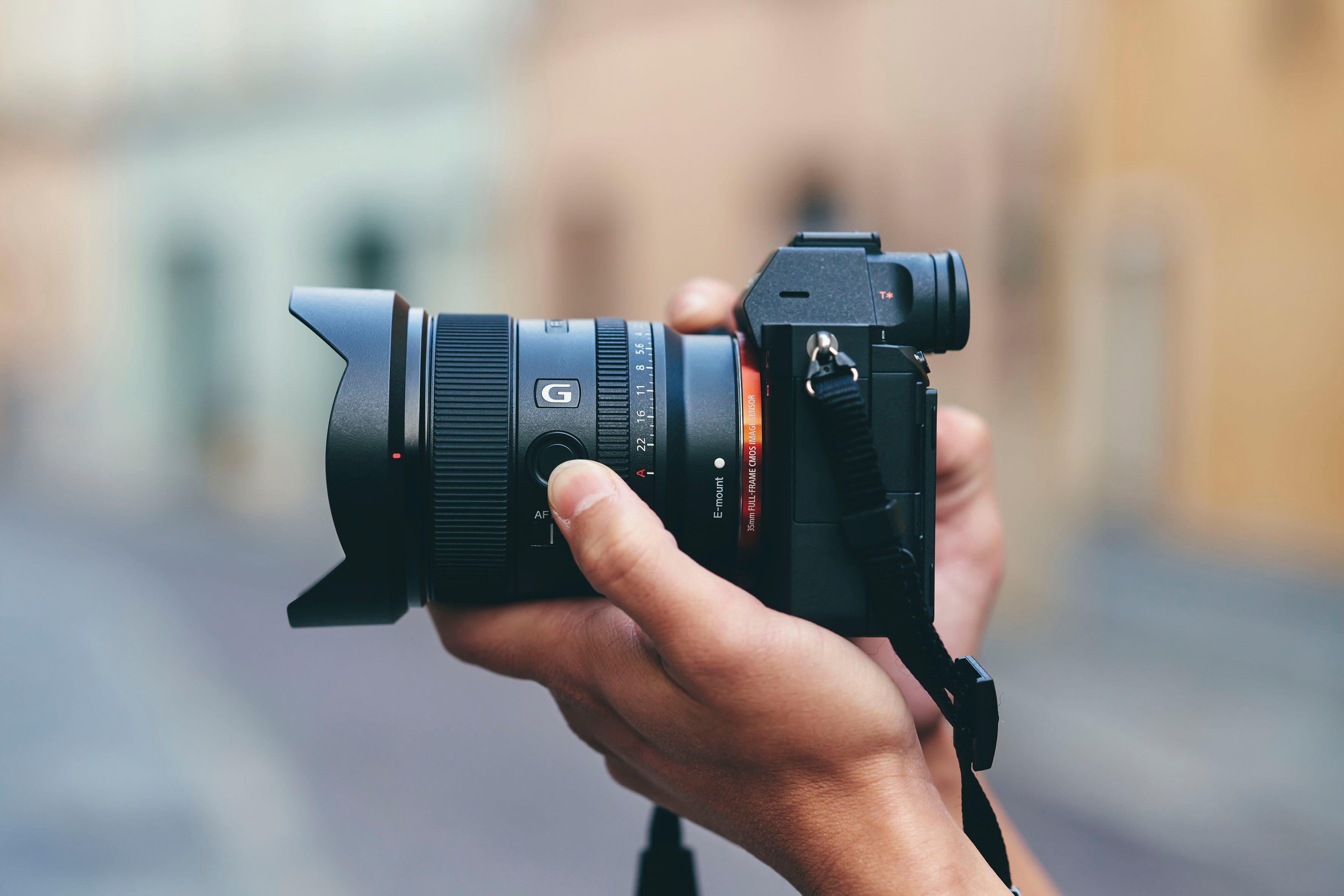 Sony SEL20F18G Weitwinkelobjektiv, (Vollformat E Mount (FE 20mm F1.8, Ultraweitwinkel)