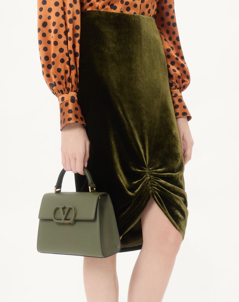 Bolsa Valentino Garavani Vsling pequena em couro de bezerro granulado.