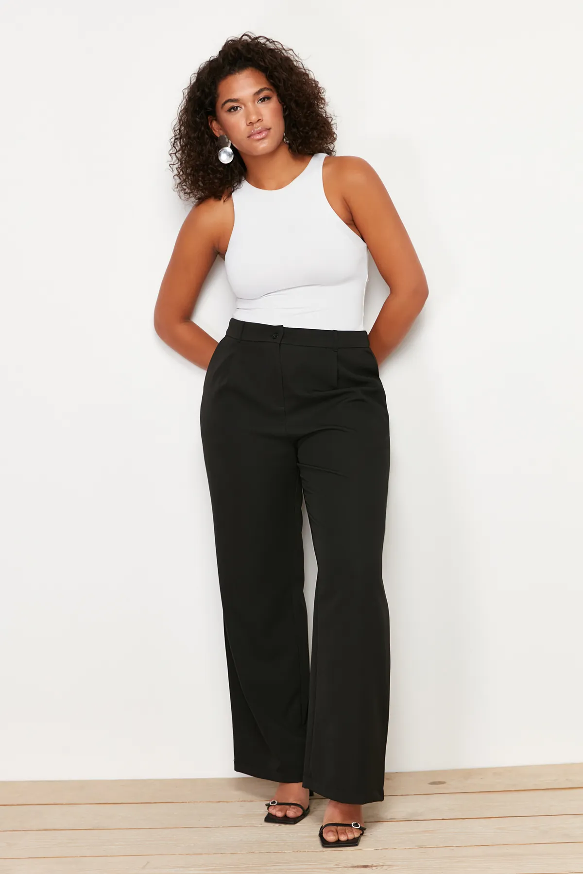 Trendyol Curve  Schwarze High Waist Wide Leg Plissee Webhose mit weitem Bein TBBSS24AR00019