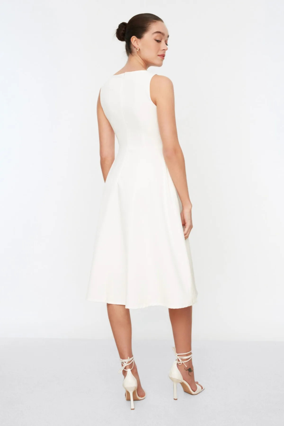 Trendyol Collection  Ecrufarbenes, plissiertes Webkleid TWOSS20EL0980