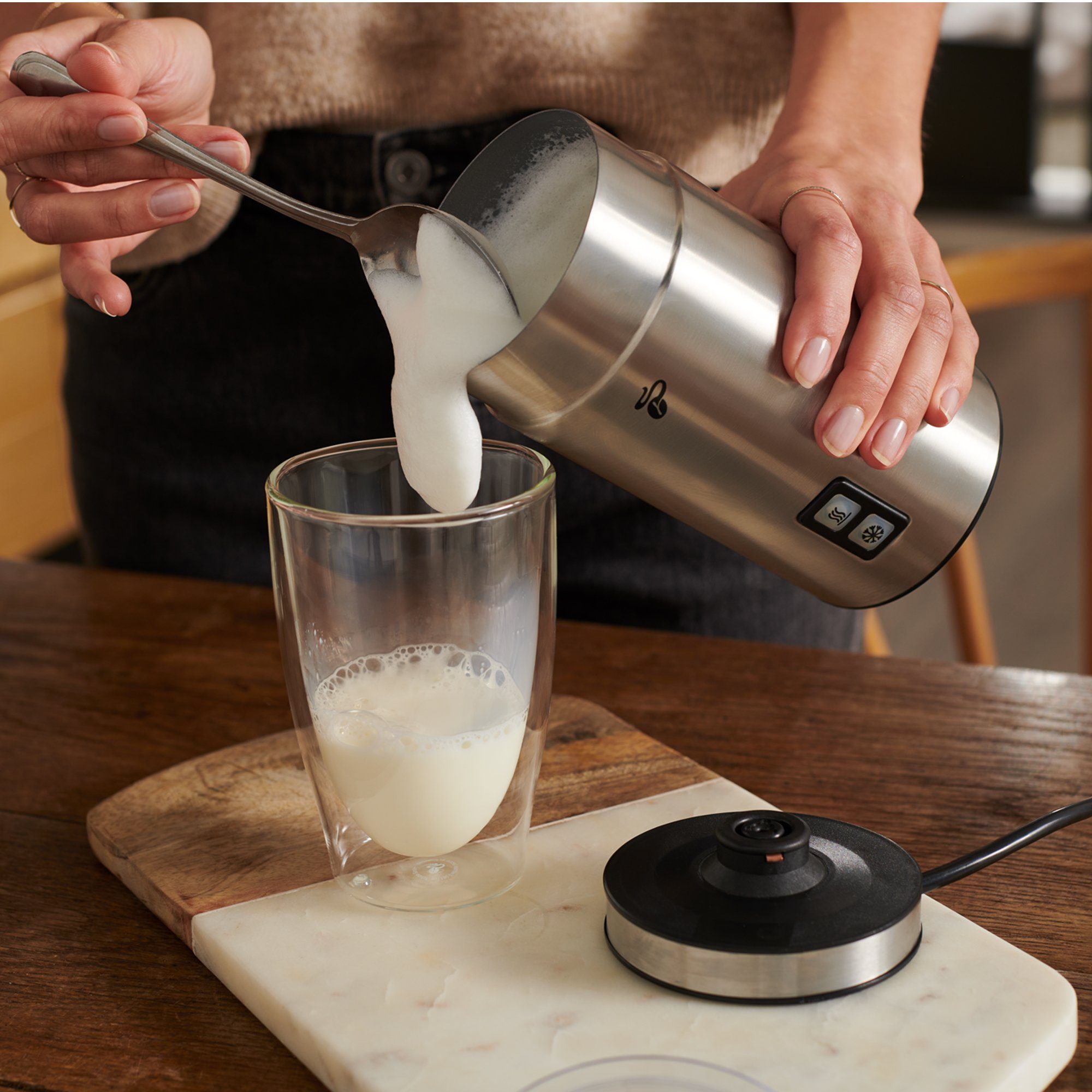 Tchibo Milchaufschäumer elektrisch, Antihaftbeschichtung, warmer und kalter Milchschaum, 130ml, 550 W, für Latte Macchiato, Cappuccino und Kakao, rostfreies Edelstahlgehäuse