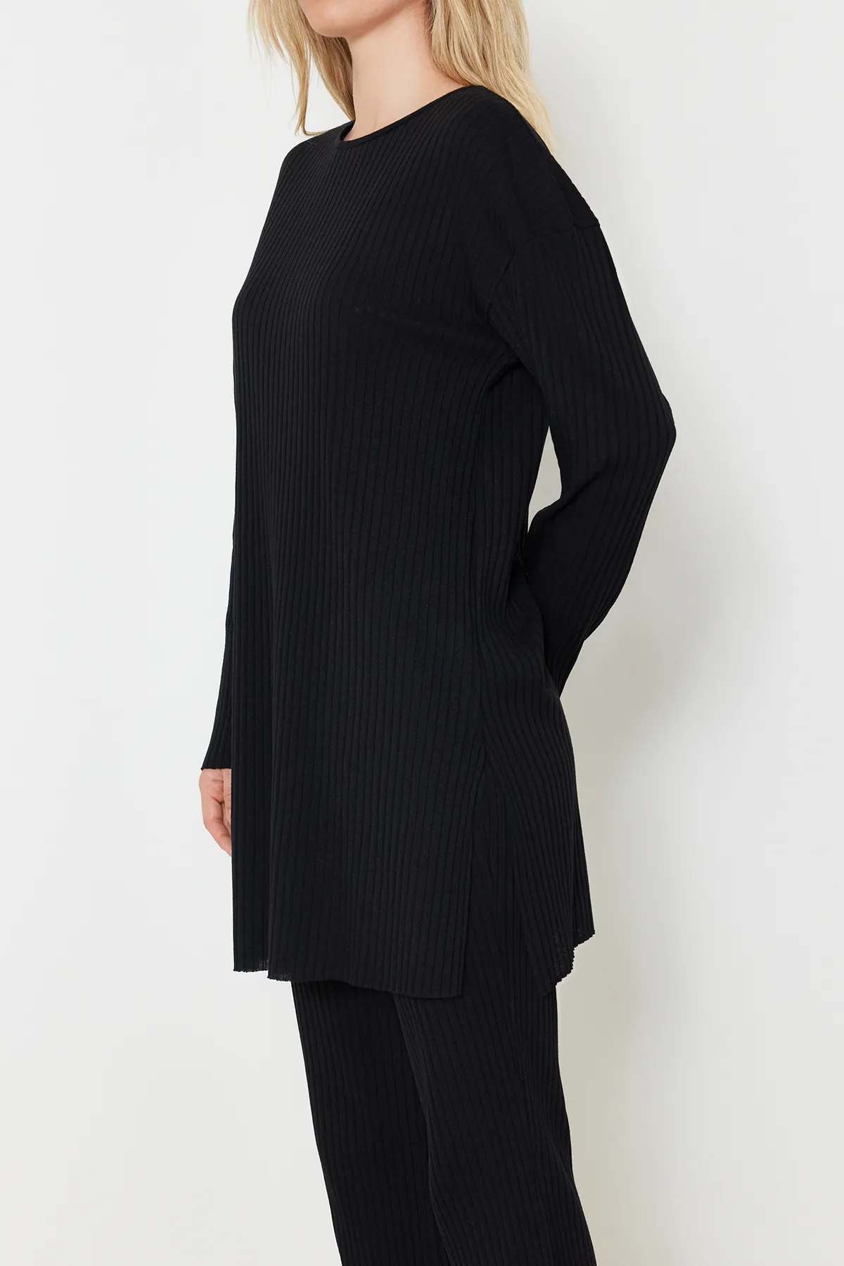 Trendyol Modest  Schwarzes Set aus gestricktem Oberteil und Unterteil im Camisole-Stil TCTSS24US00060