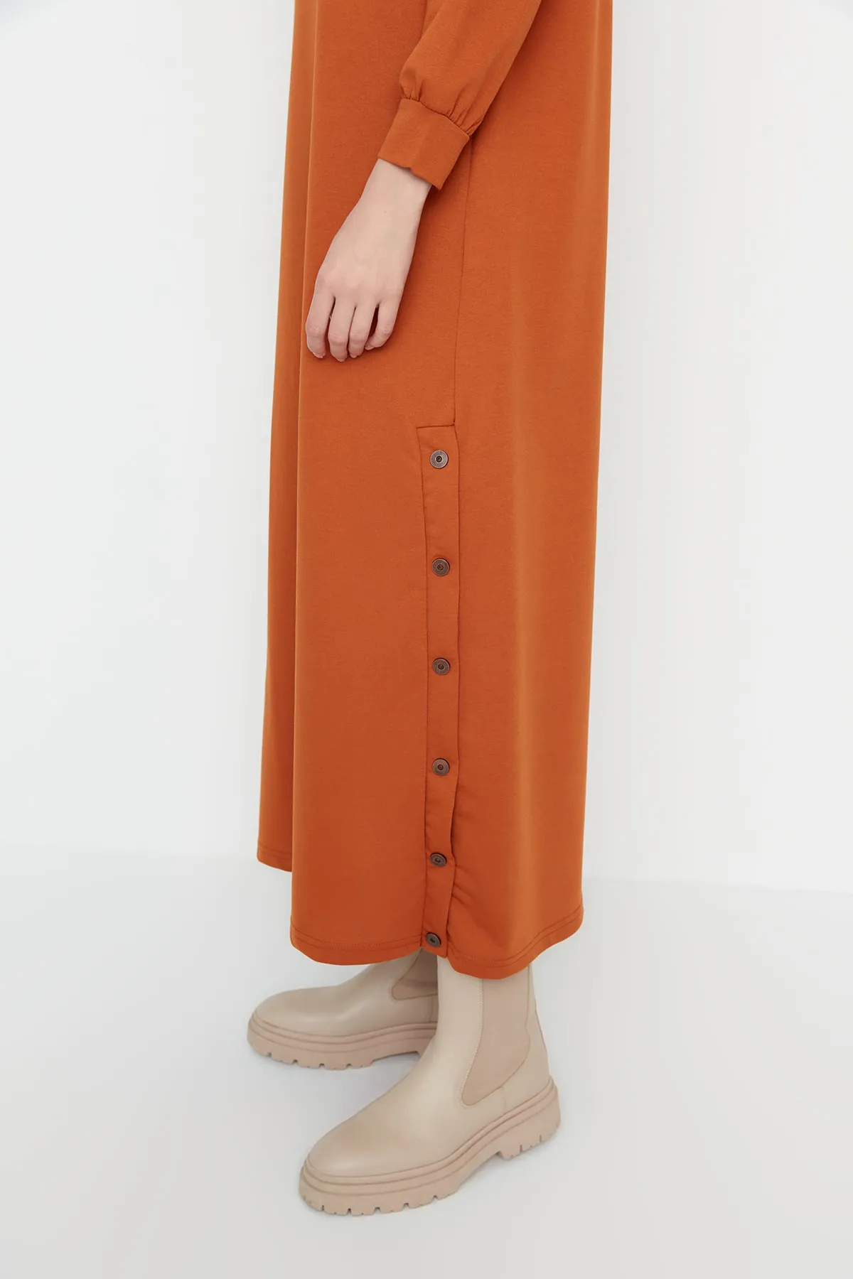 Trendyol Modest  Gestricktes Kleid mit geknöpftem Kachelsaum TCTAW23EB00214