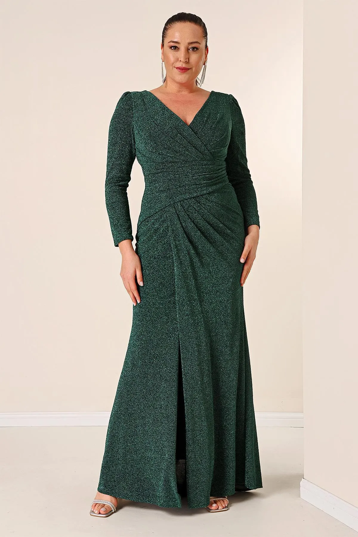 By Saygı  Zweireihiges, drapiertes, langärmliges, glitzerndes, langes Kleid aus gestricktem Stoff mit Ausschnitt vorne und langem Kleid in Übergröße