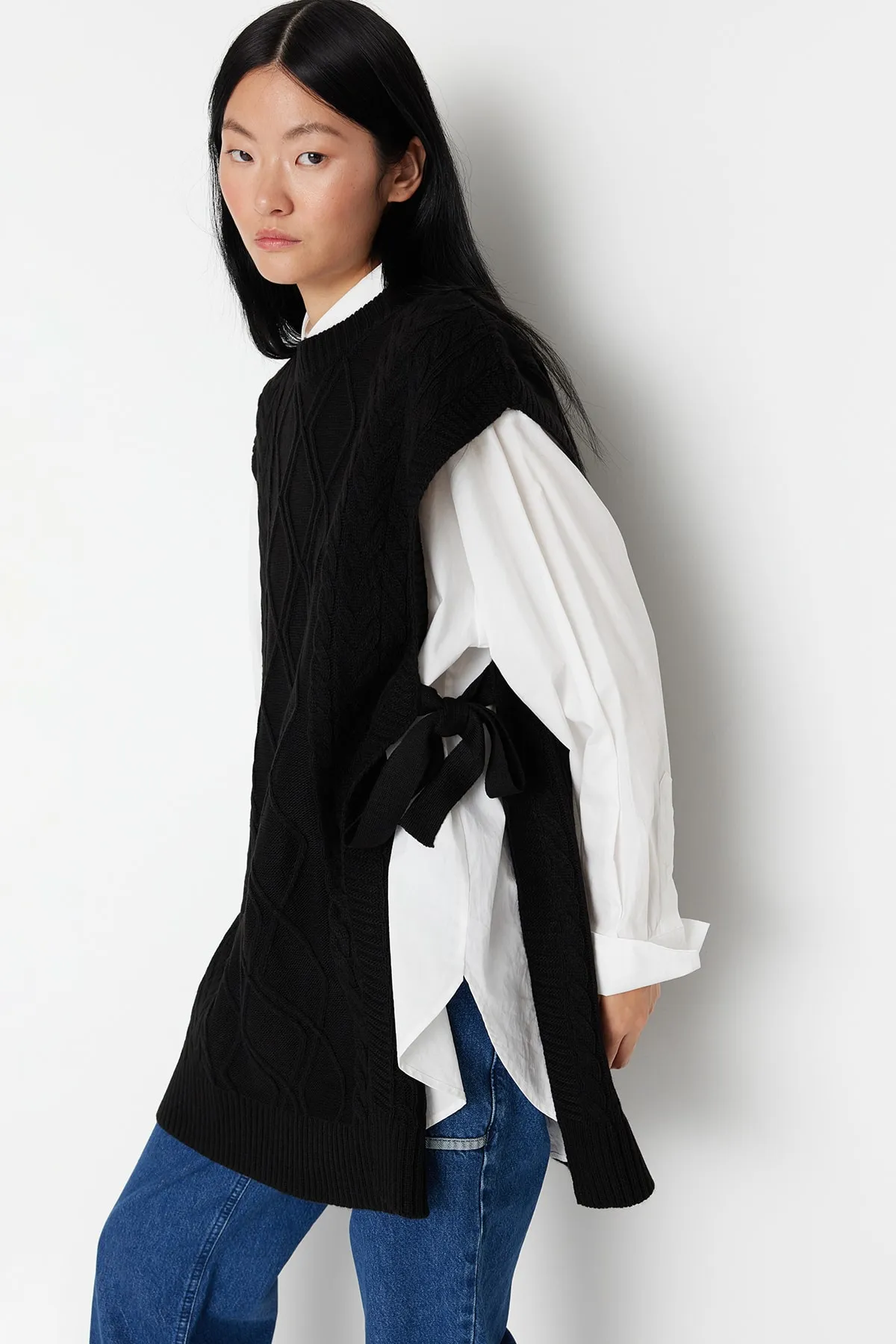 Trendyol Modest  Schwarzer geflochtener Strickpullover mit Bindegürtel TCTAW22UV0018