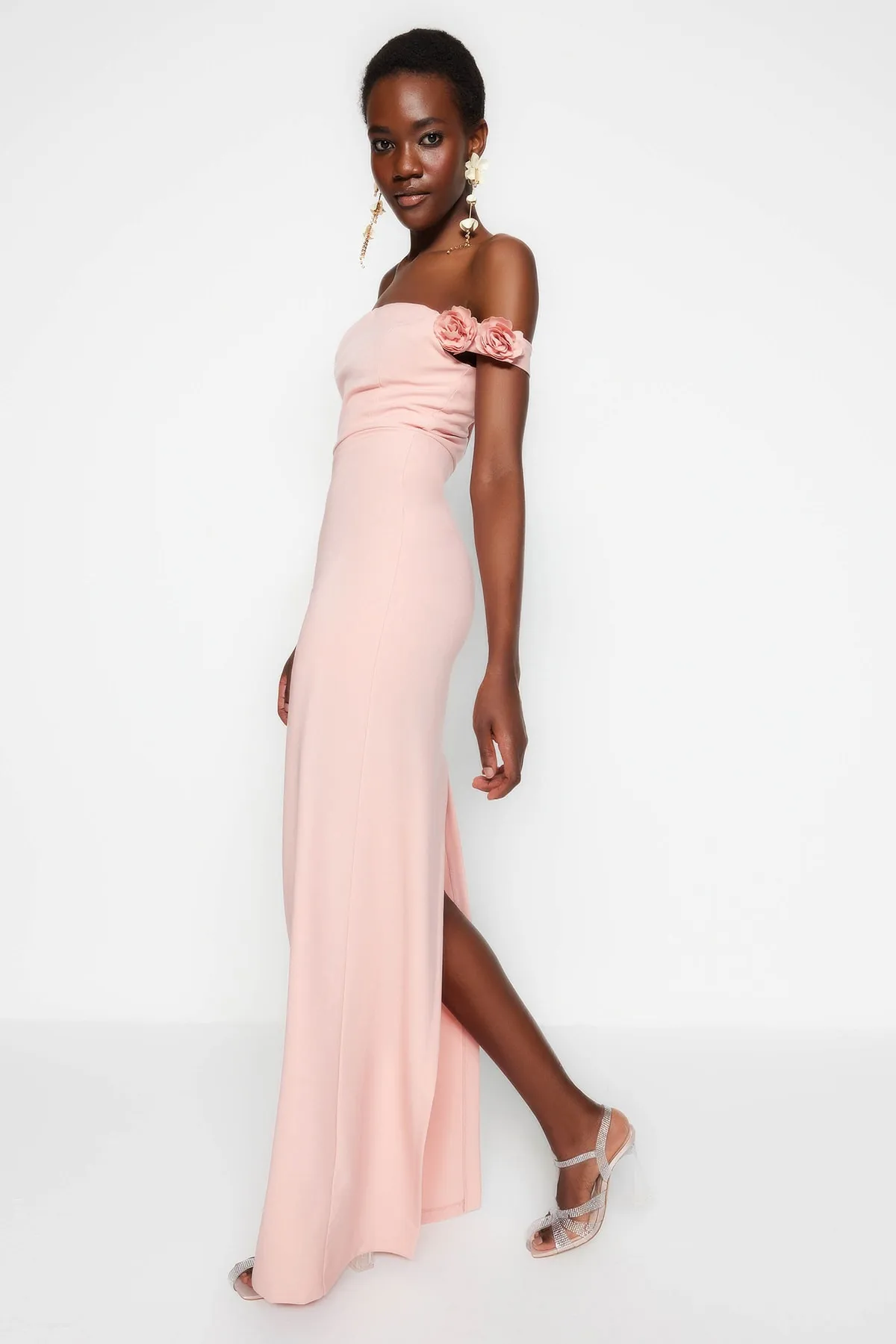 Trendyol Collection  Langes Abendkleid mit Futter aus getrockneten Rosen und gewebten Accessoires TPRSS23AE00044