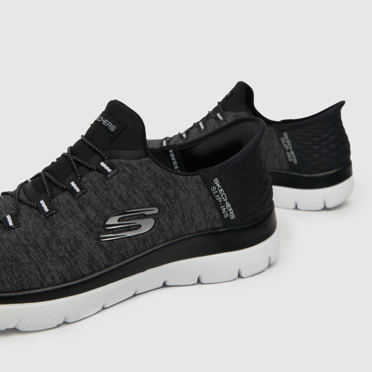 SKECHERS – Svarta och vita slip-ins – Summits – Sneakers