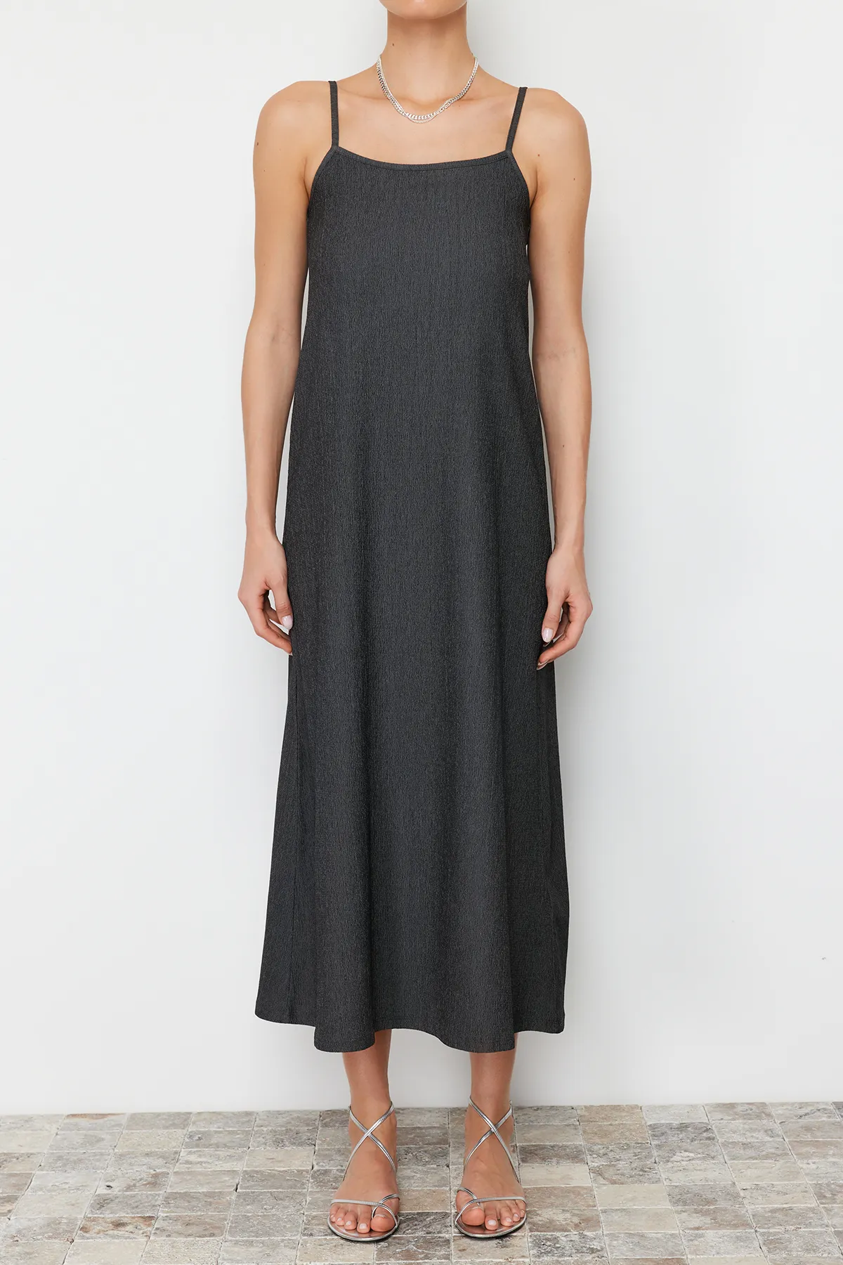 Trendyol Collection  Anthrazitfarbener Shift/Straight Maxi mit geradem Riemen TWOSS24EL00288
