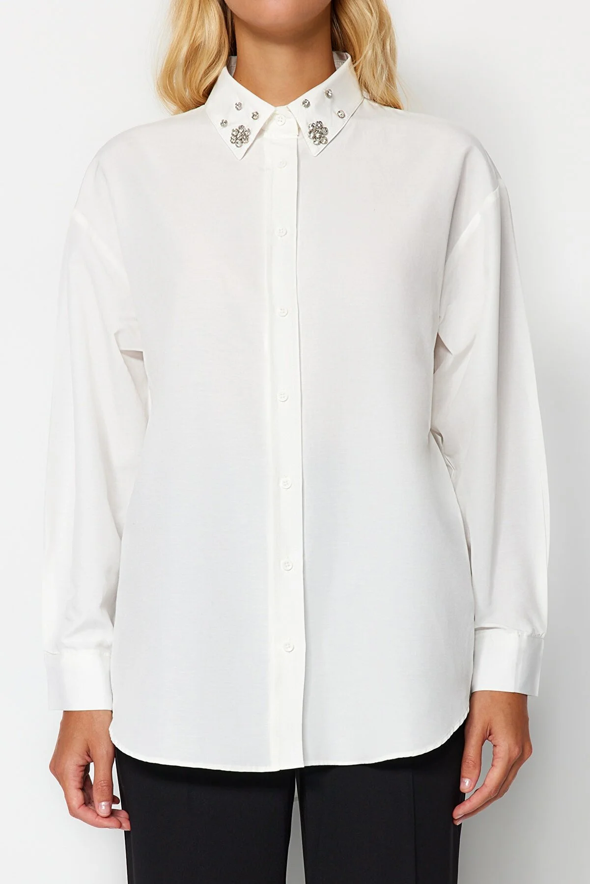 Trendyol Collection  Ecrufarbenes, gewebtes Oversize-Hemd mit Steinkragendetail TWOAW24GO00168