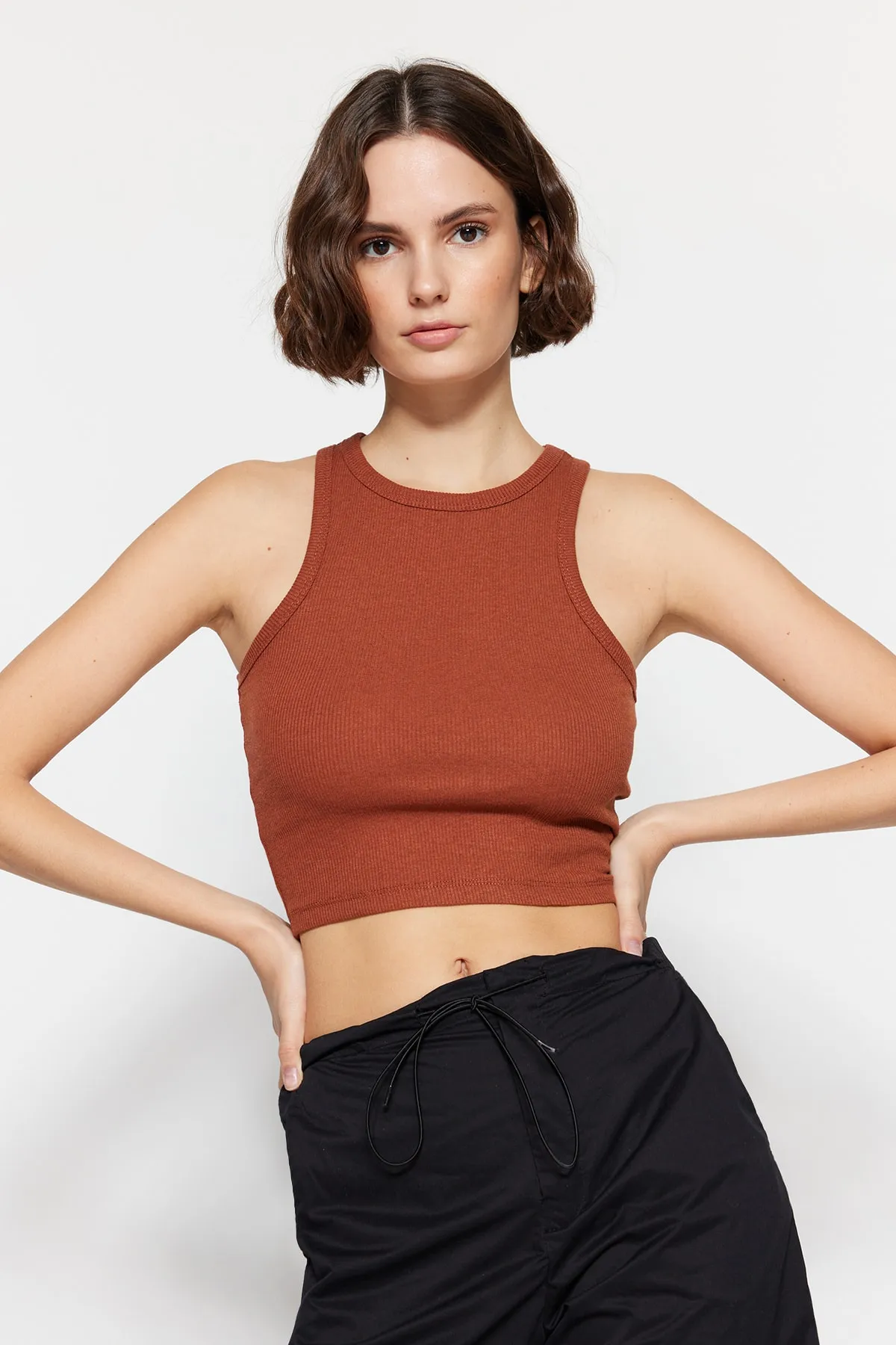 Trendyol Collection  Zimt-Ecru 2er-Pack tailliertes/tailliertes Crop-Tanktop mit Neckholder-Kragen, geripptem flexiblem Strick TWOSS21AL0058