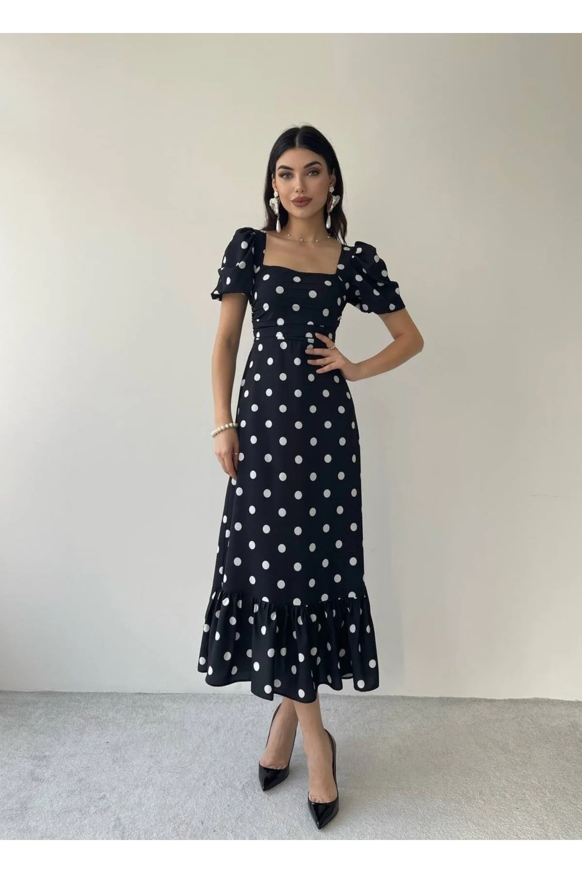 SONREİR  Langes, gepunktetes Kleid mit Ballonärmeln und quadratischem Ausschnitt