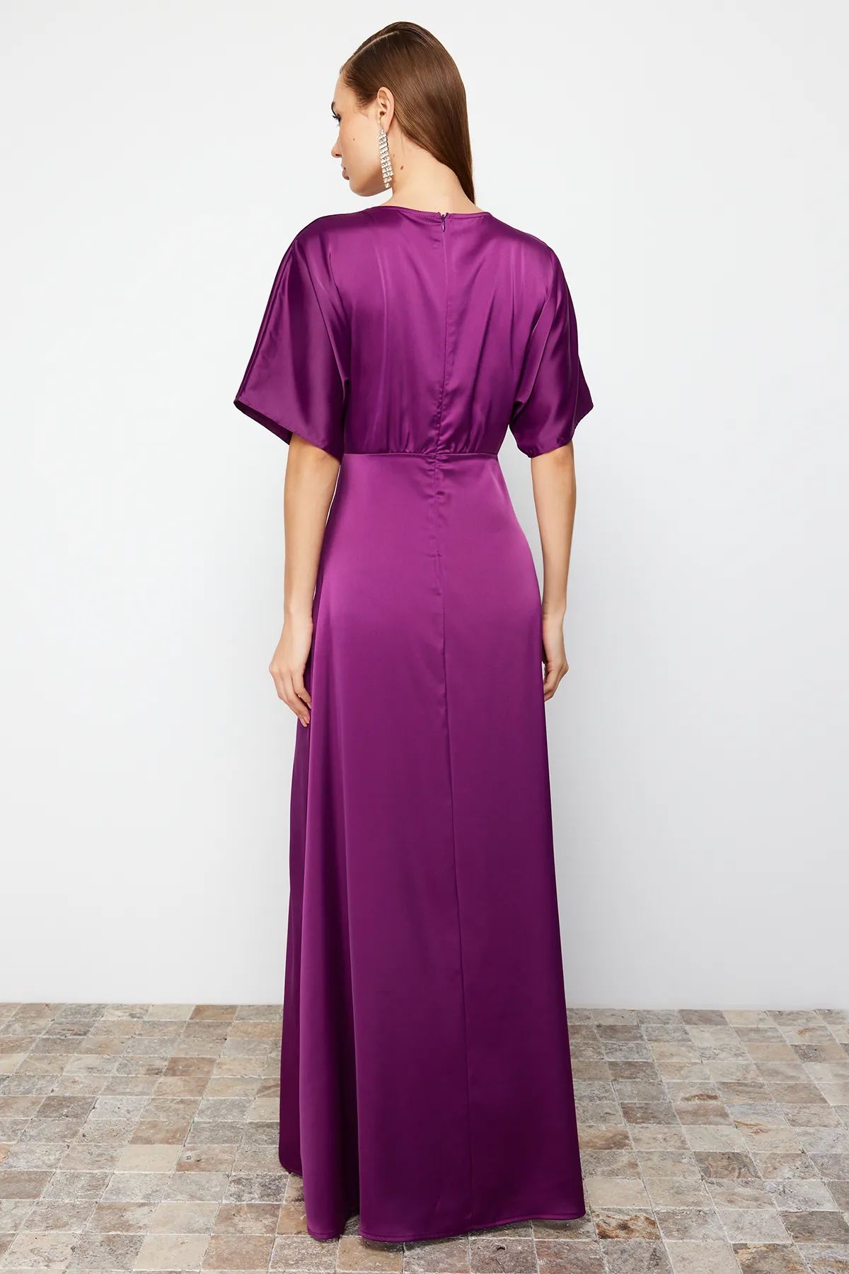 Trendyol Collection  Pflaumefarbenes Abendkleid mit Taillenöffnung/Skater-Webstoff, langes Nachtsatin TPRSS24AE00008