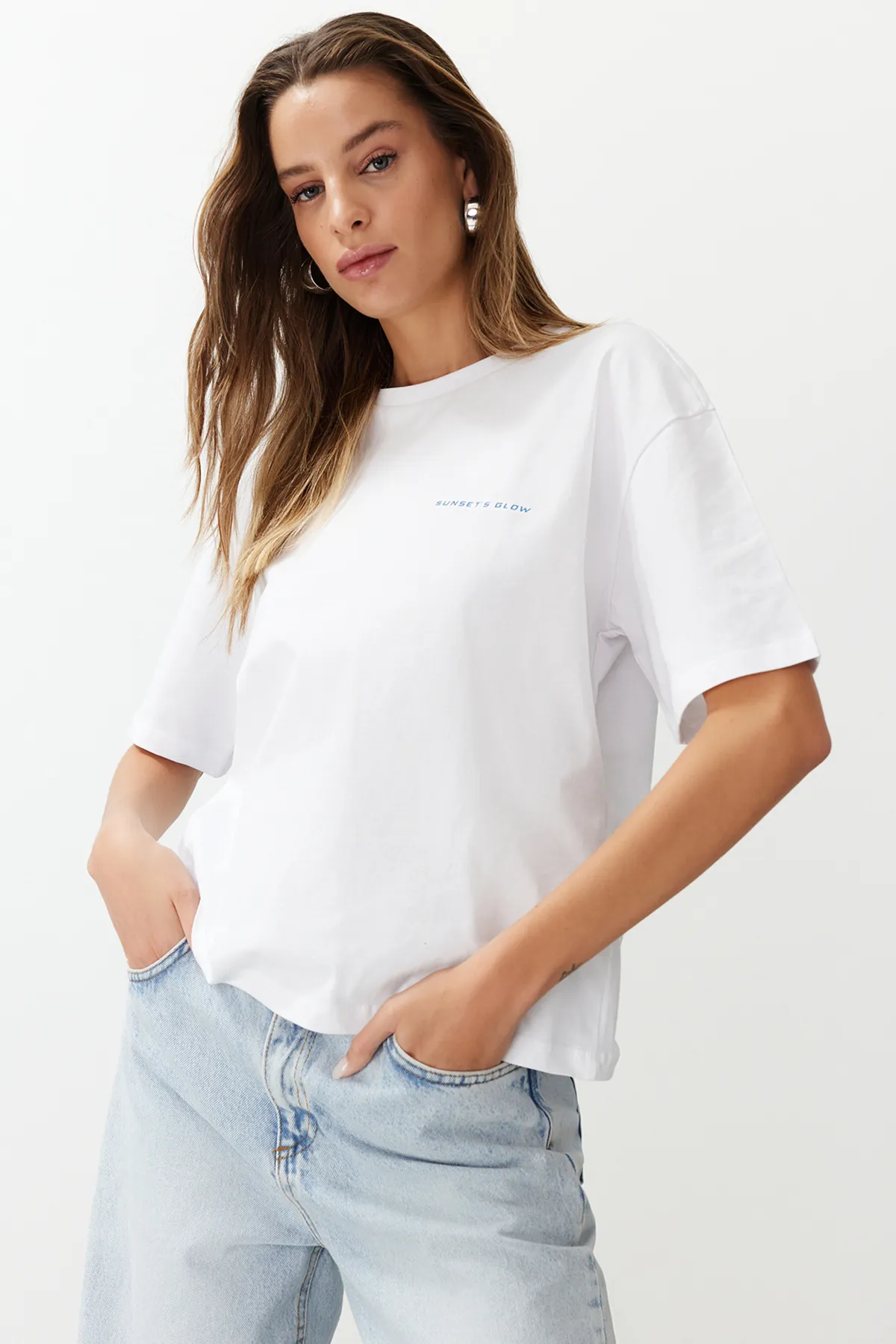 Trendyol Collection  Weißes, bedrucktes Premium-Strick-T-Shirt aus 100 % Baumwolle mit entspannter/bequemer Passform TWOSS24TS00172