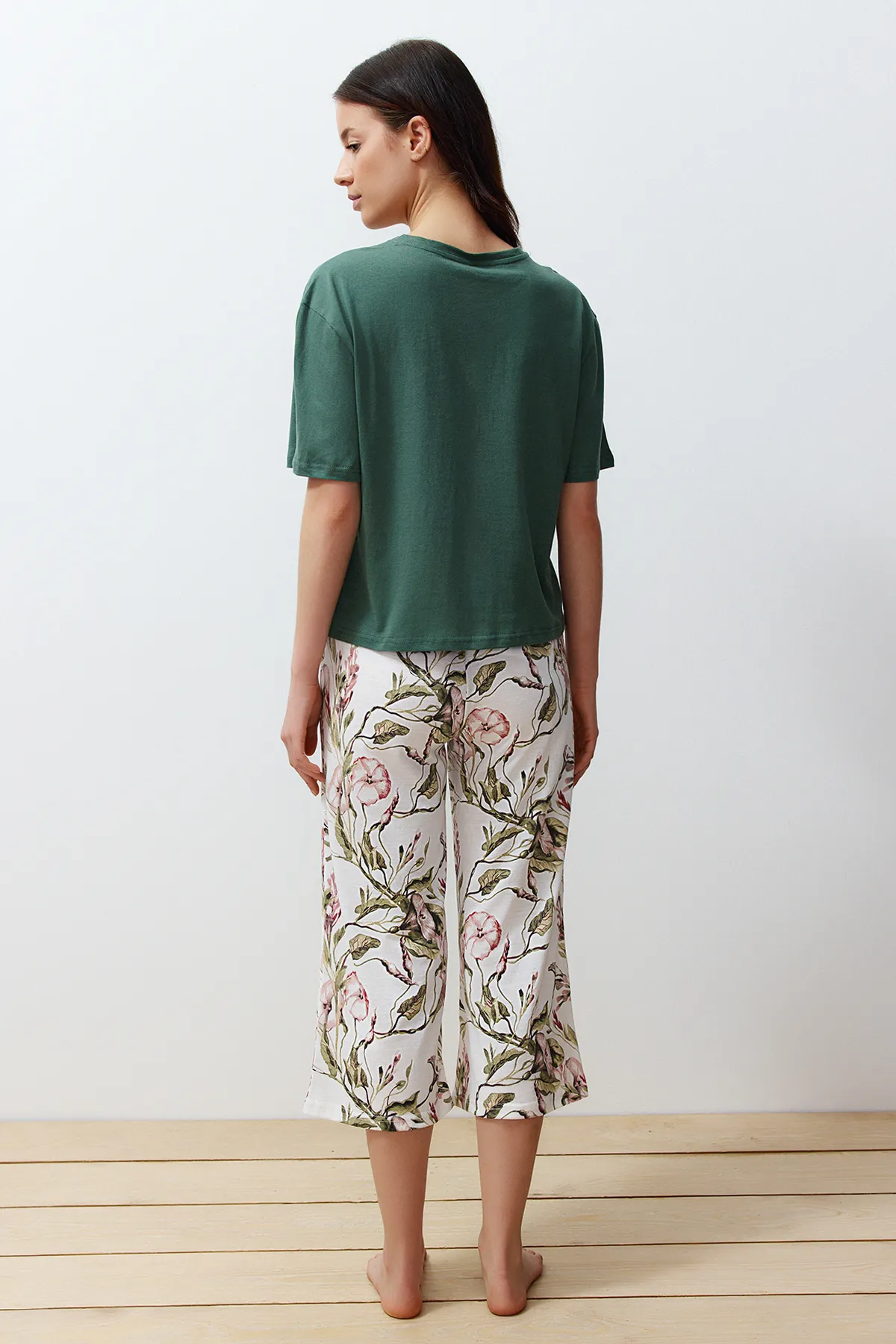 Trendyol Collection  Grünes Capri-Strick-Pyjama-Set aus 100 % Baumwolle mit Blumenmuster THMSS24PT00216