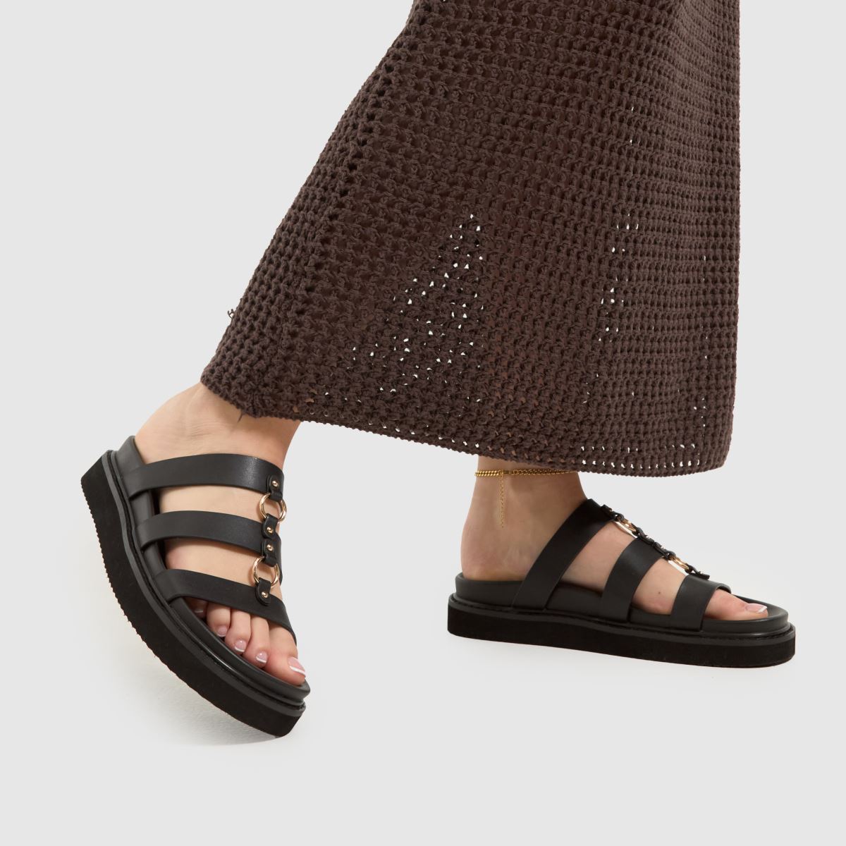 Črni sandali s tanko kovinsko podlogo Schuh Tana