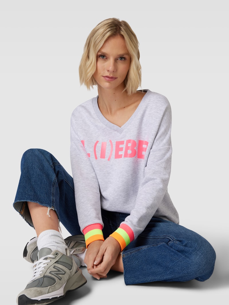 Sweatshirt mit Statement-Print Modell 'L(I)EBE!' in hellgrau meliert