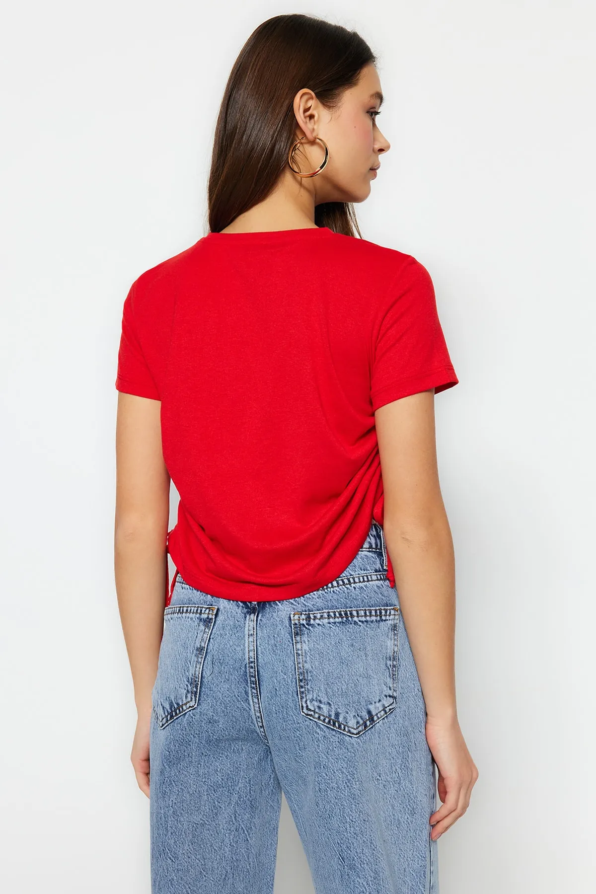 Trendyol Collection  Rotes Basic-Strick-T-Shirt aus 100 % Baumwolle mit Rundhalsausschnitt und Raffdetail TWOSS21TS0131