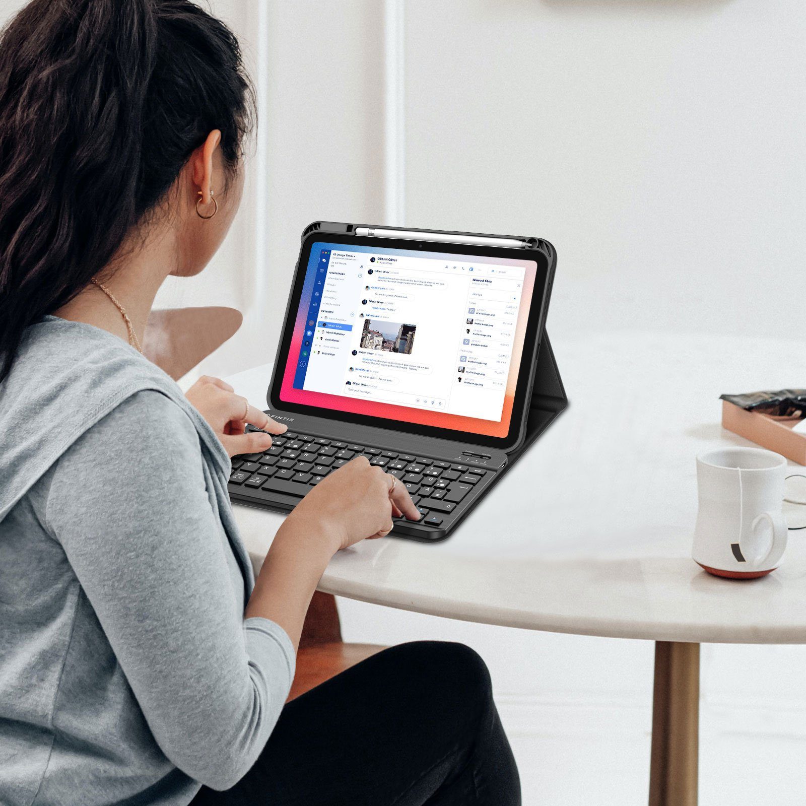 Fintie Tablet-Hülle Tastatur Hülle für iPad 10. Gen 2022 (10.9 Zoll), mit TPU Rückschale, Pencil Halter und magnetisch Abnehmbarer Tastatur mit QWERTZ Layout