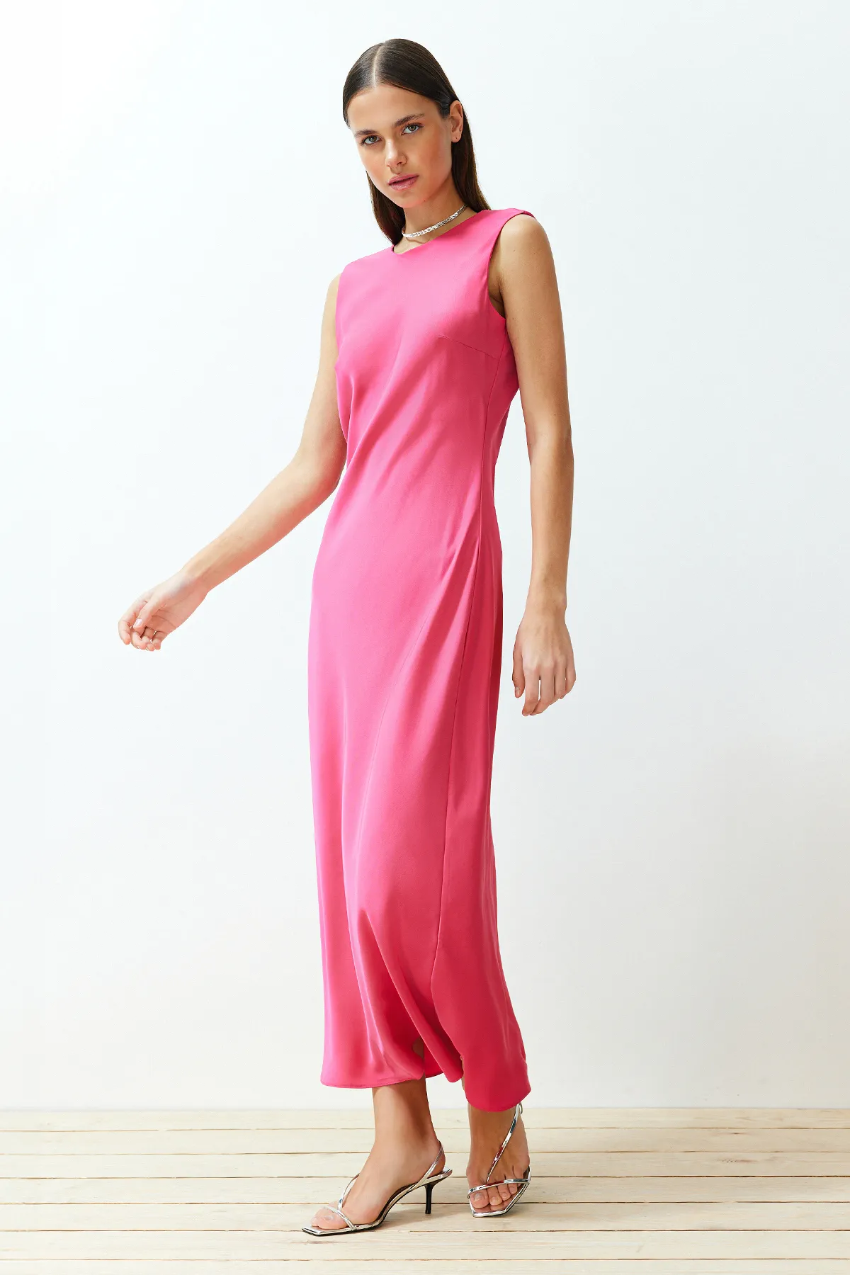 Trendyol Collection  Fuchsia-Rückendetailliertes Maxi-Webkleid aus Satin TWOSS24EL00070