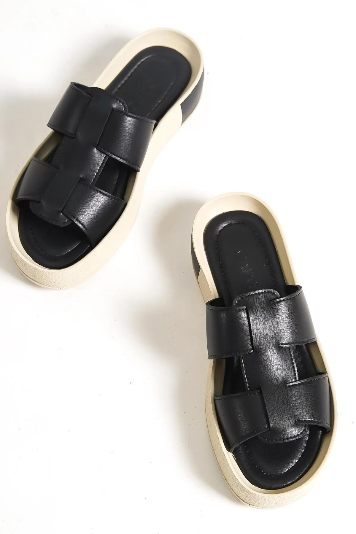 Capone Outfitters  Capone Gladiator Double Tape Bunte detaillierte Keilabsatz-Schwarze Damenhausschuhe