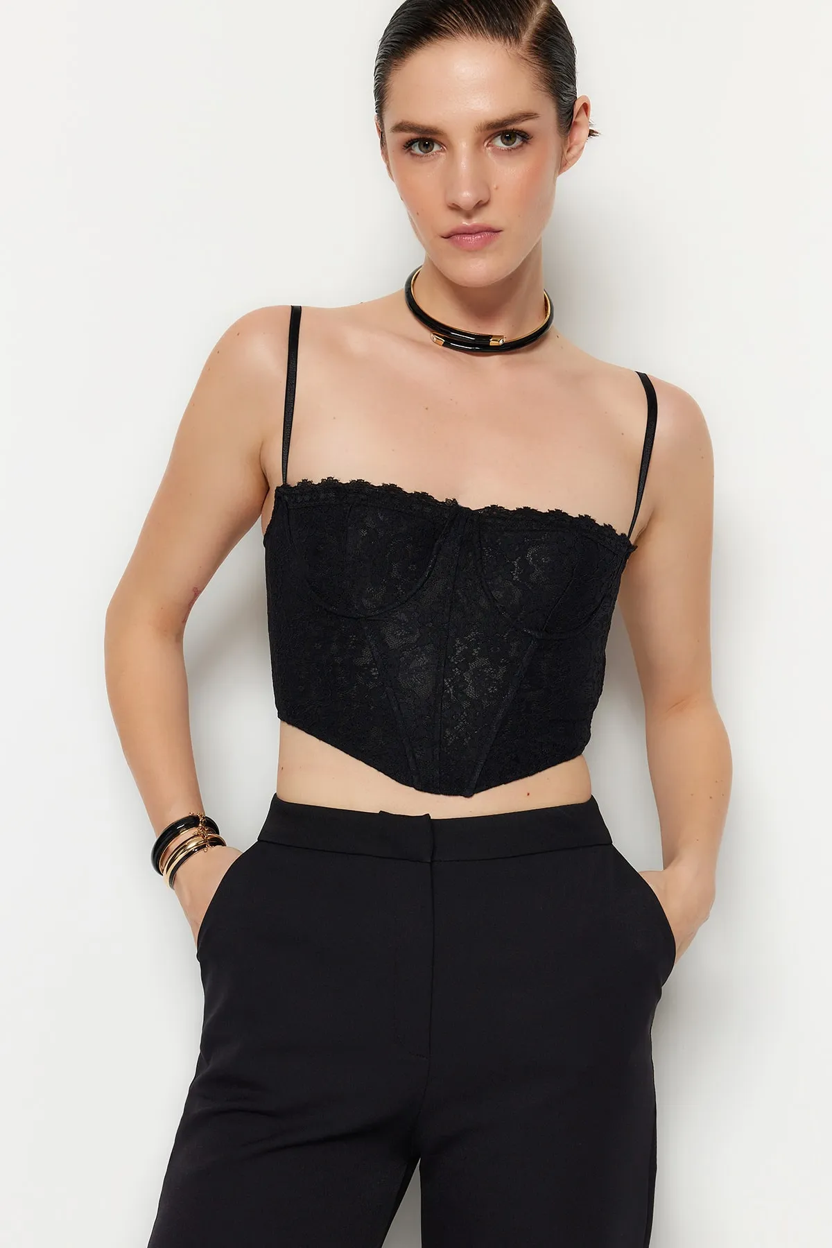 Trendyol Collection  Schwarzes, bauchfreies, gefüttertes Korsett mit detailliertem Spitzen-Bustier TPRAW23BS00062