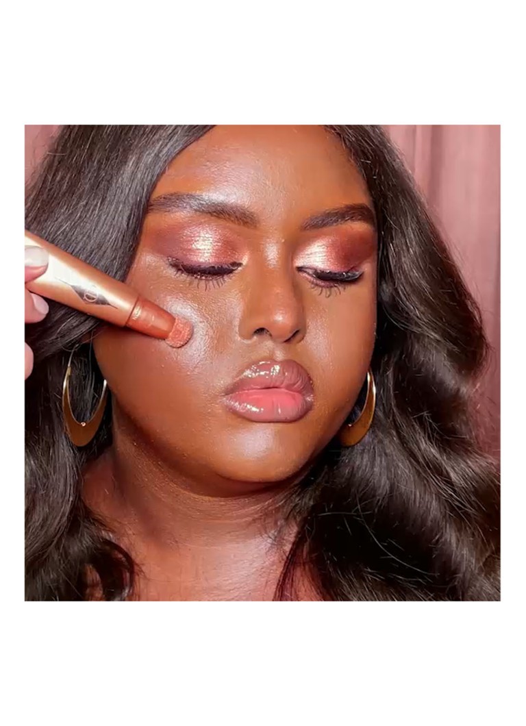 Fard de obraz lichid și iluminator Charlotte Tilbury Pillow Talk Beauty Light Wand – Ediție limitată