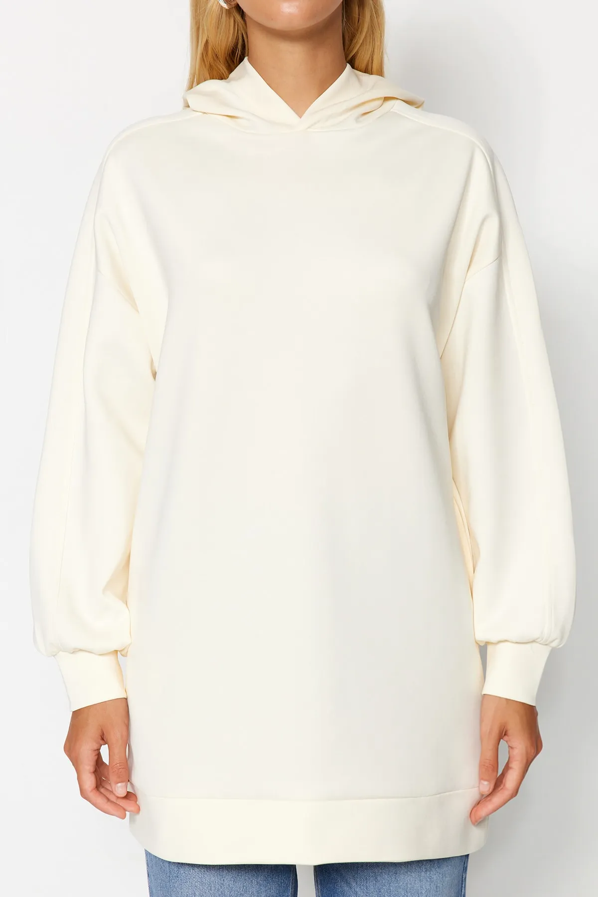 Trendyol Modest  Stonefarbenes, weit geschnittenes, übergroßes Sweatshirt aus Scuba-Strick mit Kapuze und Taschen TCTAW22TW0151