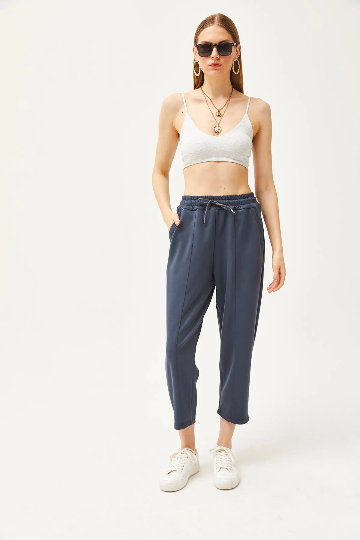 Olalook  Anthrazitfarbene, weich strukturierte Modal-Jogginghose für Damen mit Taschennähten EŞF-00000069