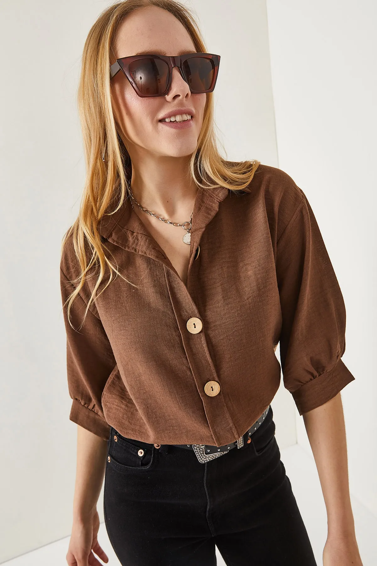 Olalook  Bitterbraunes Leinenhemd mit Dreiviertelärmeln und Holzknöpfen für Damen GML-19001095