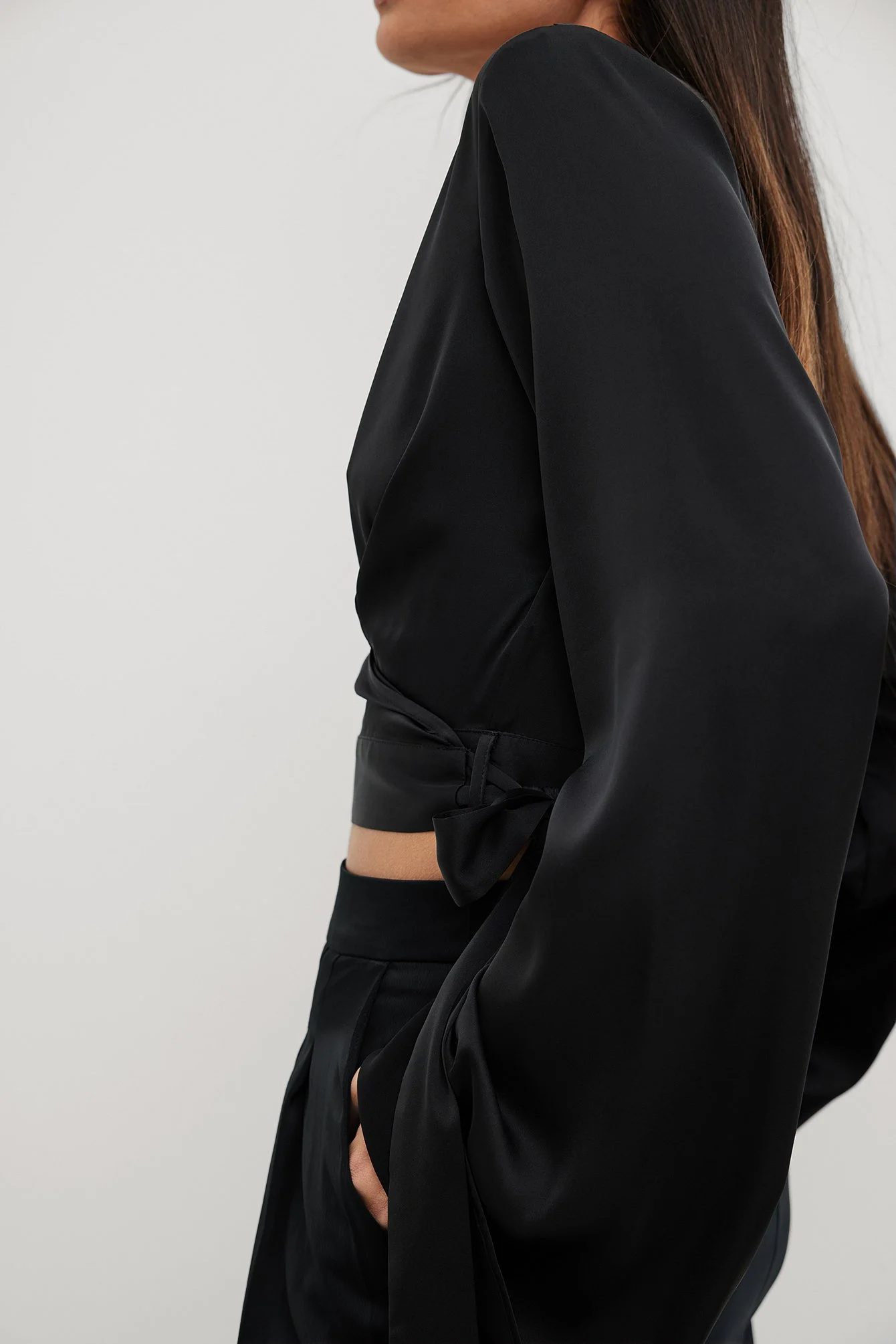 Wickelbluse aus Satin mit Trompetenärmeln