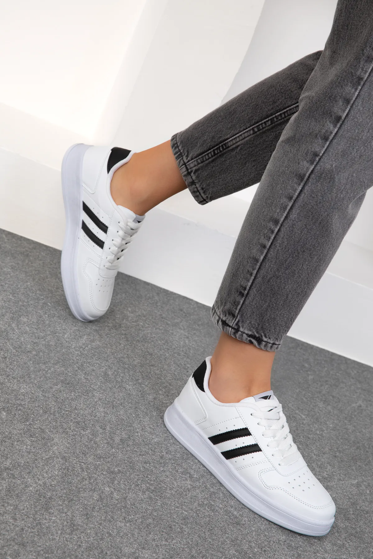 SOHO  Weiß-Schwarze Damen Sneakers 18862
