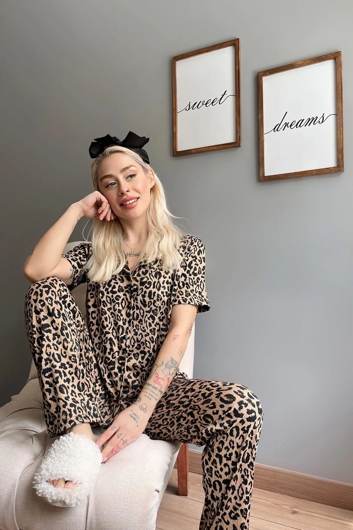 Pijamaevi  Kurzarm-Damenpyjama mit Leopardenmuster und gestrickter Vorderseite mit Knöpfen