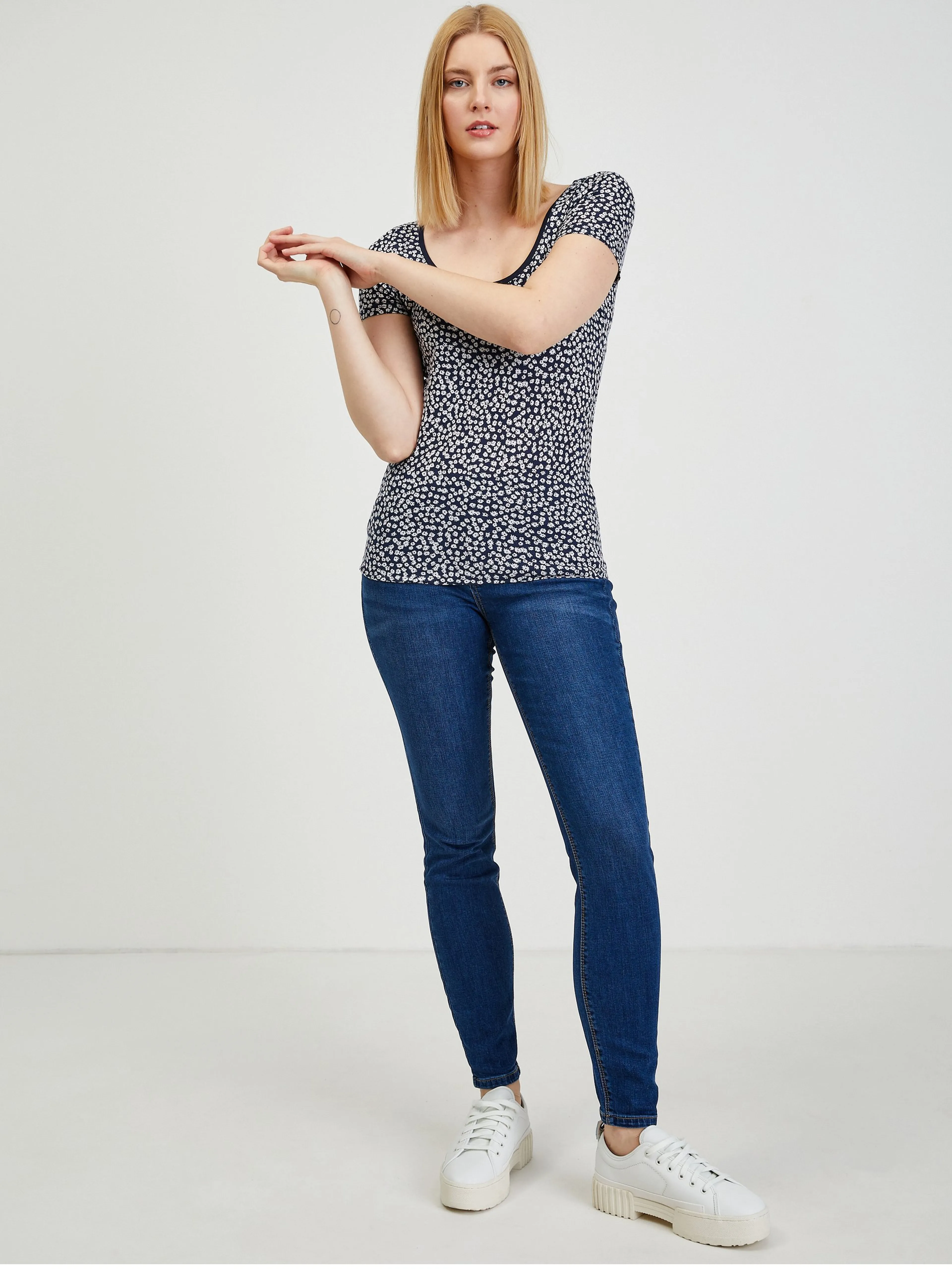 Dunkelblaues Damen T-Shirt mit Blumenmuster ORSAY