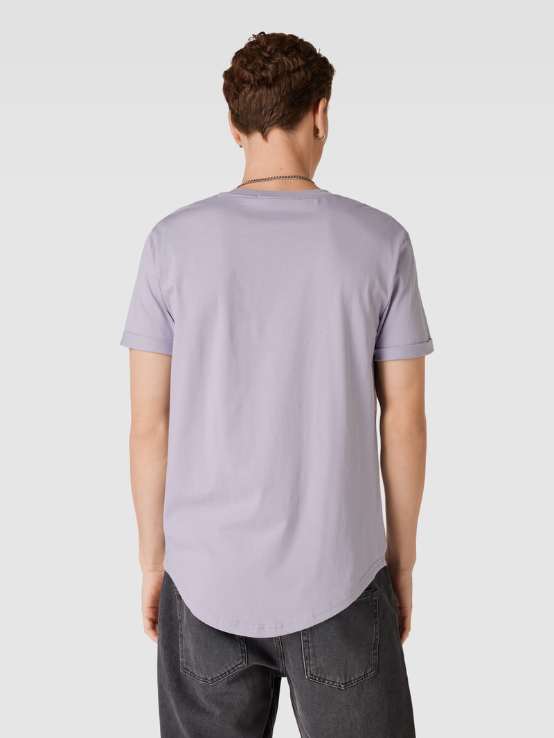 T-Shirt aus Baumwolle mit Label-Detail Modell 'BADGE' in lavendel