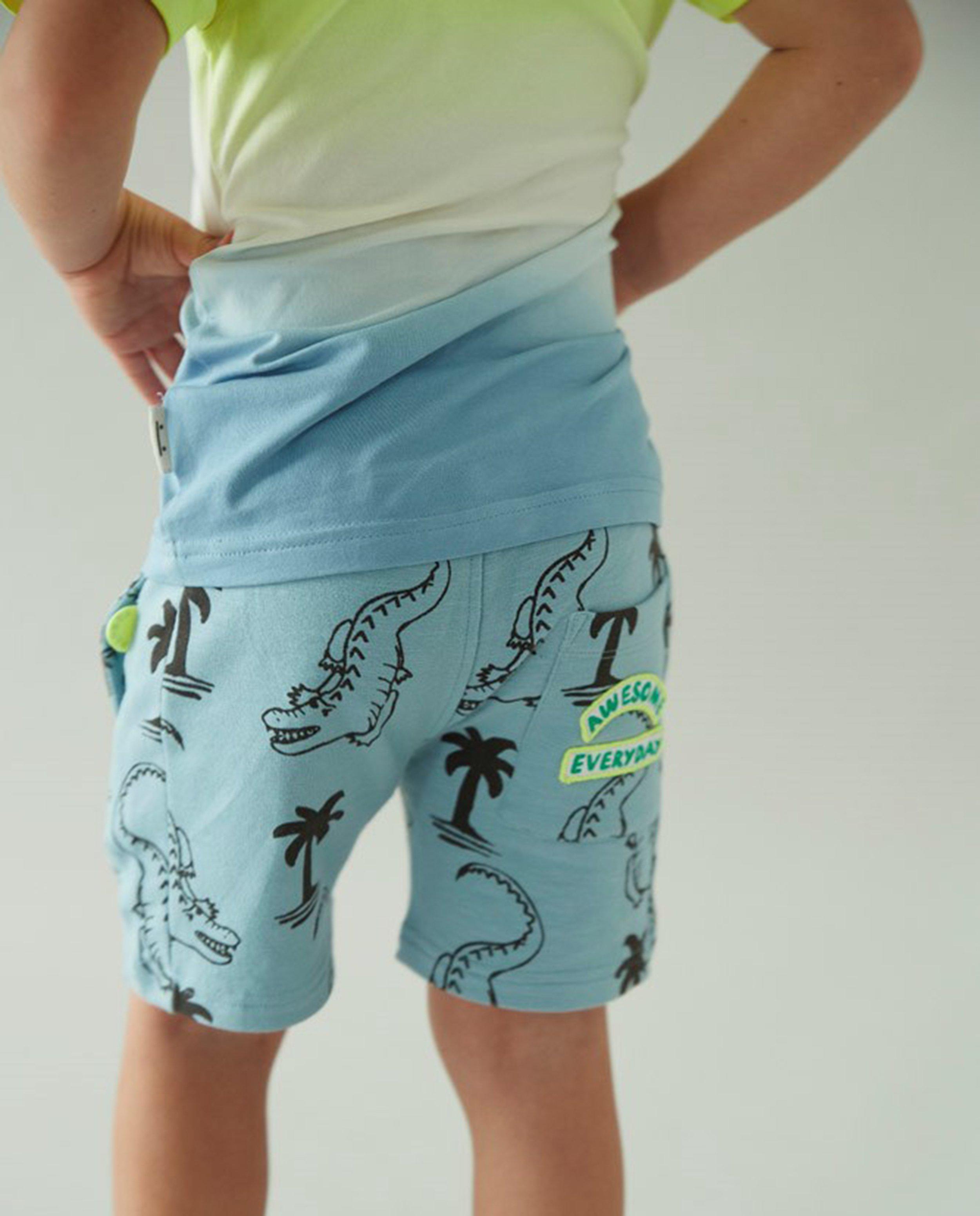 Pantaloni scurți Sturdy & Jubel cu imprimeu de crocodil albastru deschis