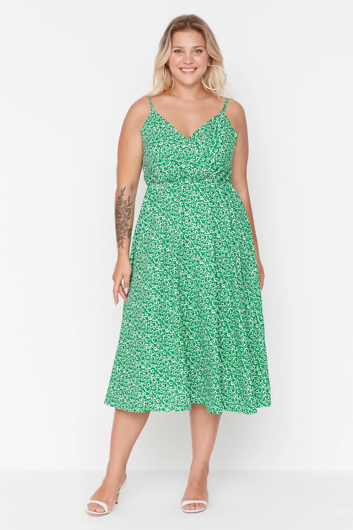 Trendyol Curve  Grünes A-Linien-Strickkleid mit zweireihigem Kragen und Blumenmuster TBBSS22AH00051