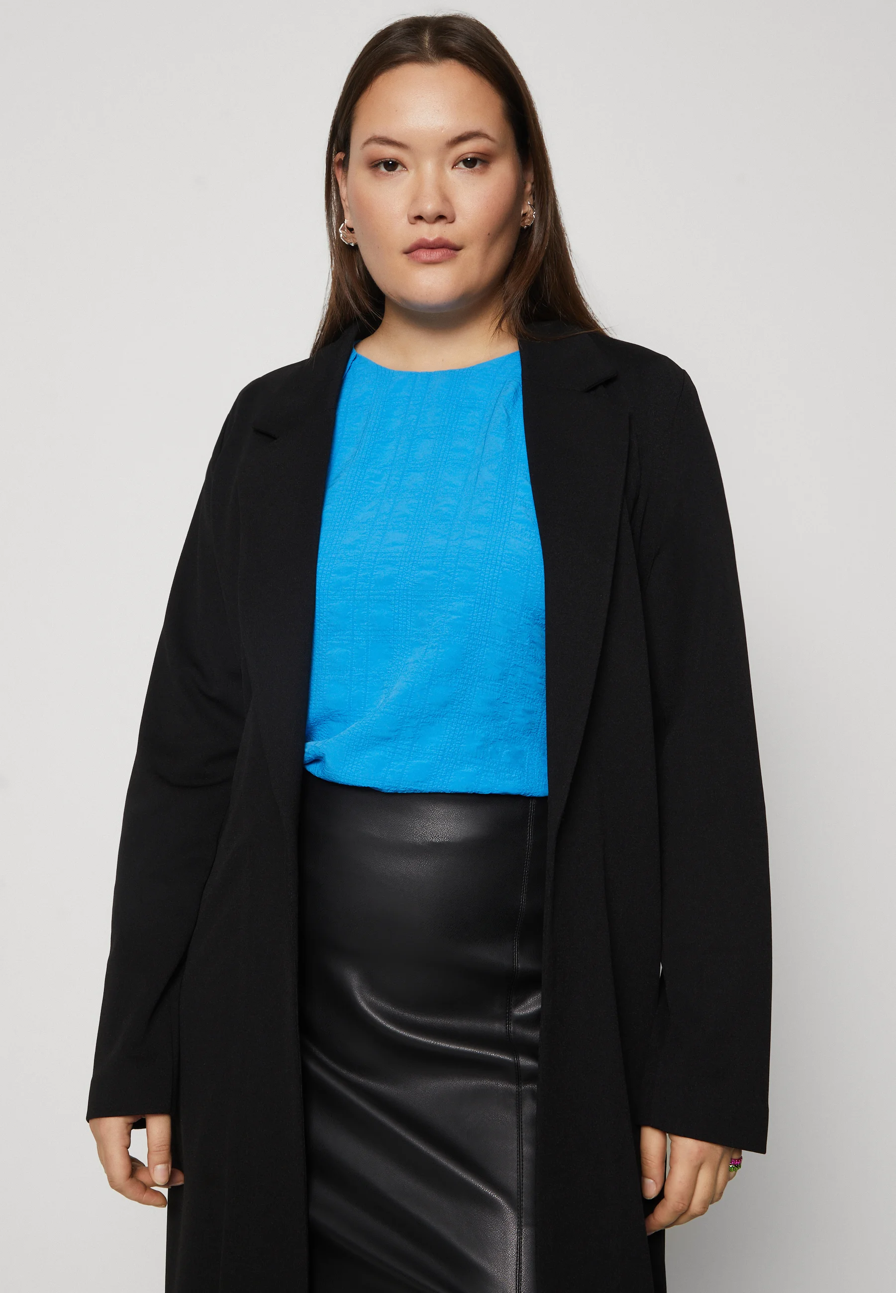 Vero Moda Curve VMCLIVA LONG TIE BLAZER - Abrigo corto