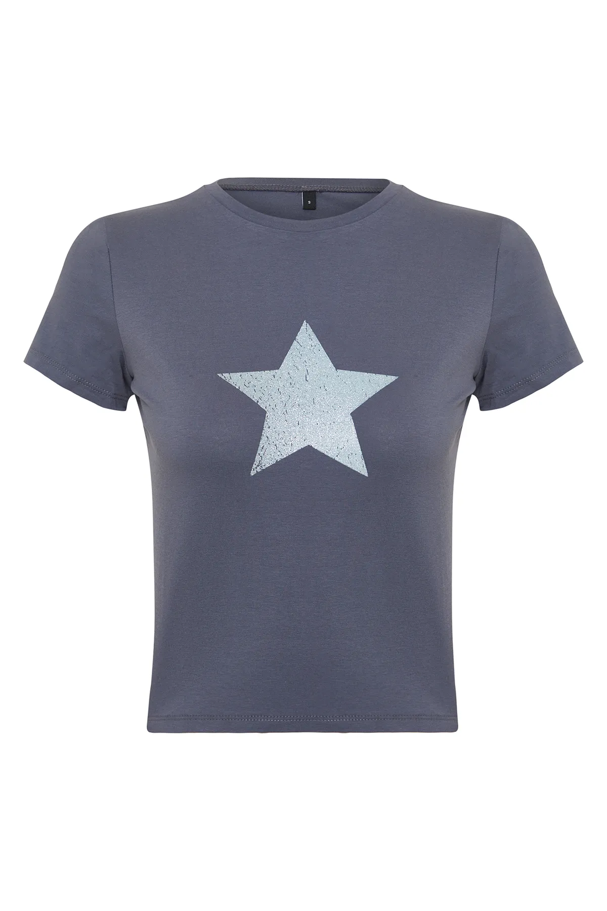 Trendyol Collection  Anthrazitfarbenes, tailliertes/kurzes, flexibles Strick-T-Shirt aus Baumwolle mit Antik-Effekt und Aufdruck TWOSS24TS00031