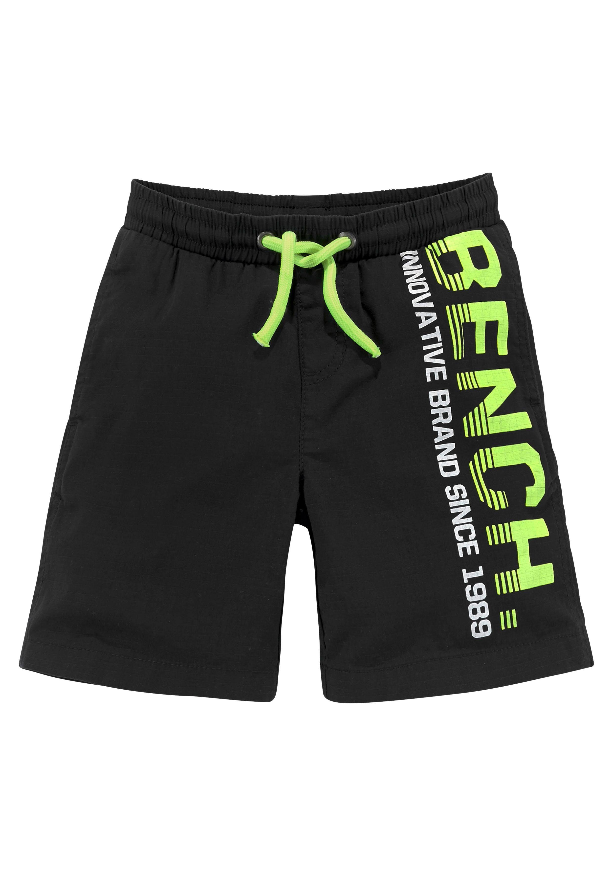 Bench. Bermudas mit Nahttaschen und Druck