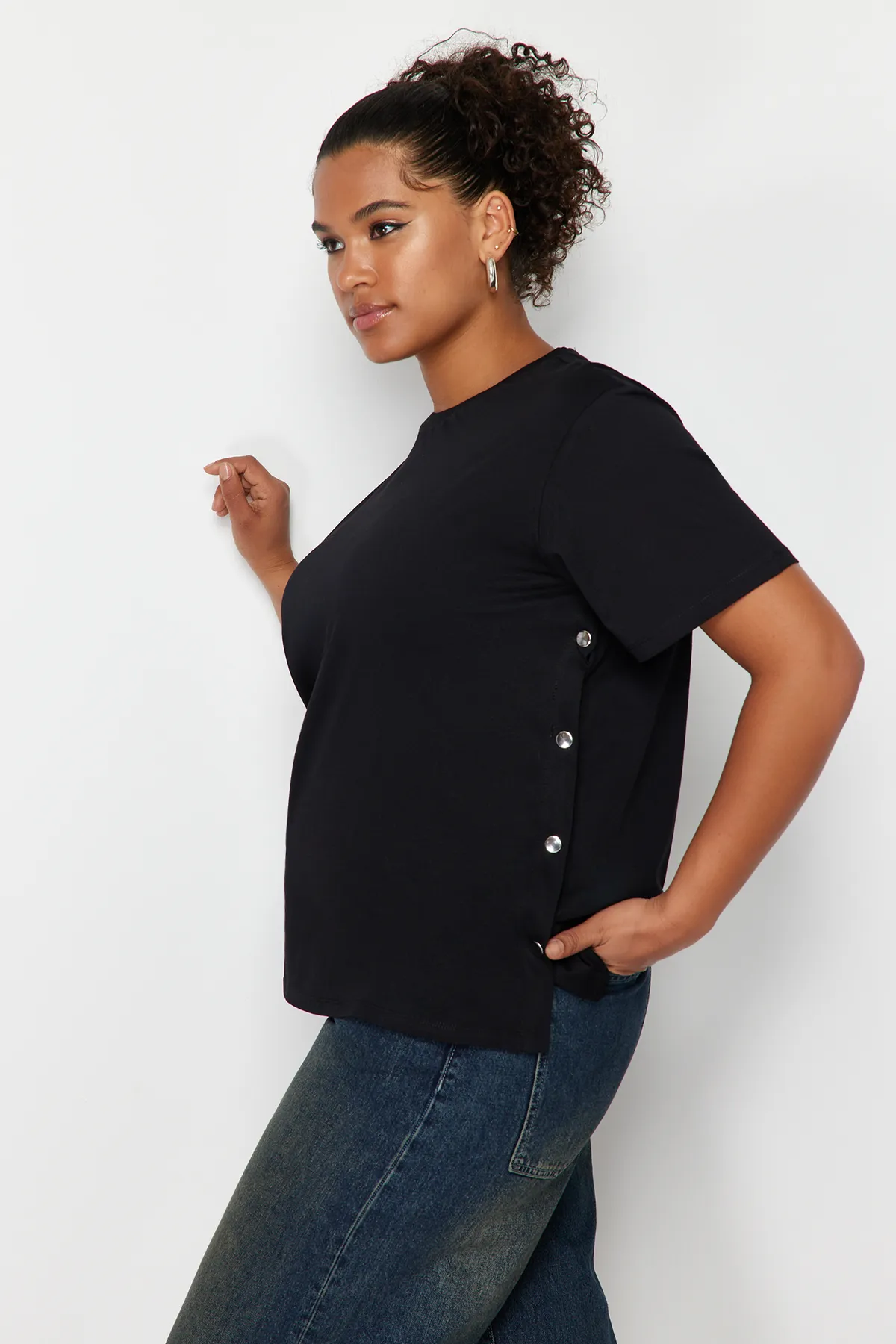 Trendyol Curve  Schwarzes Strick-T-Shirt mit Knopfdetail TBBSS24BF00000